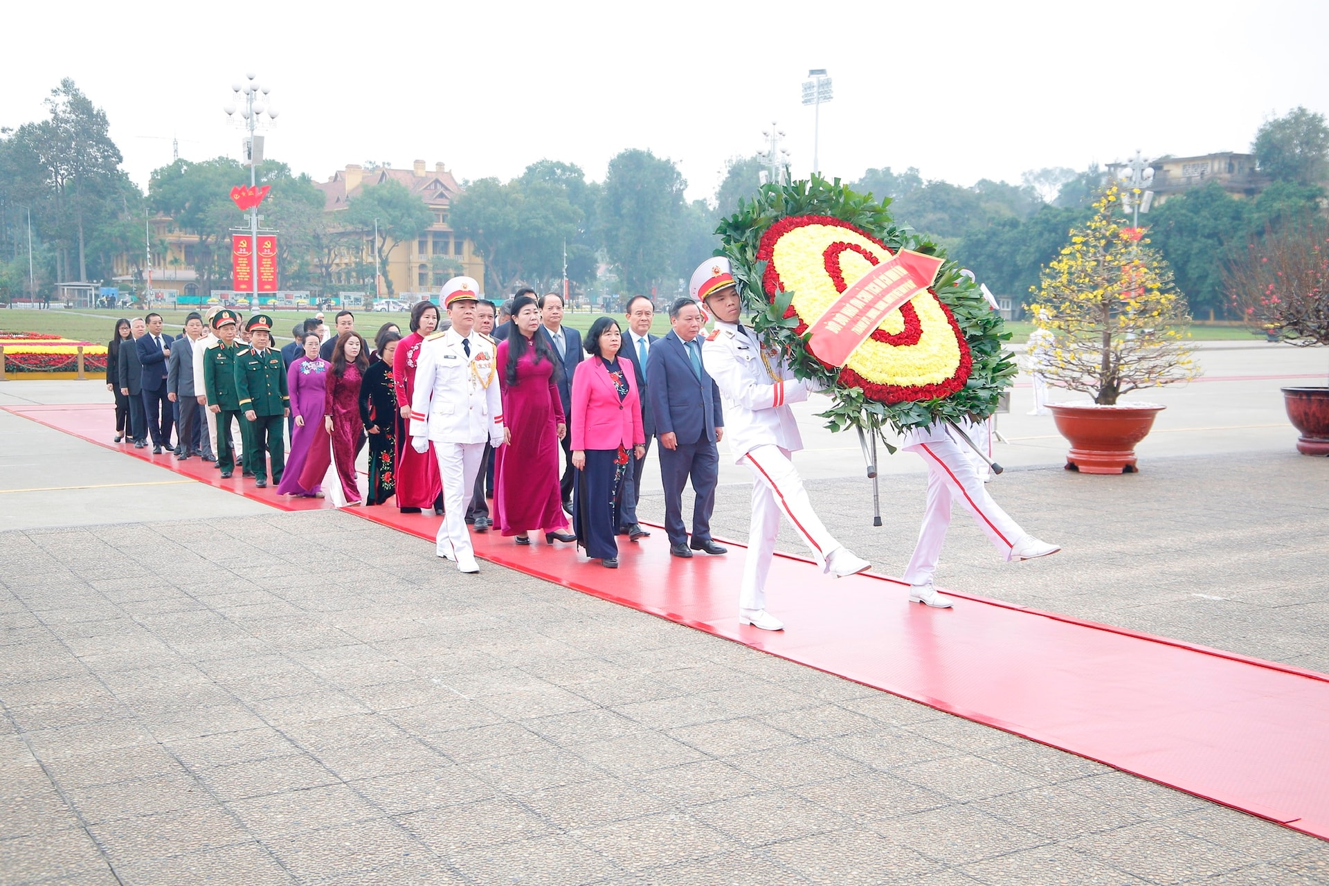 Lãnh đạo Trung ương và thành phố Hà Nội tưởng niệm Chủ tịch Hồ Chí Minh, các vị tiền bối cách mạng và các Anh hùng liệt sĩ