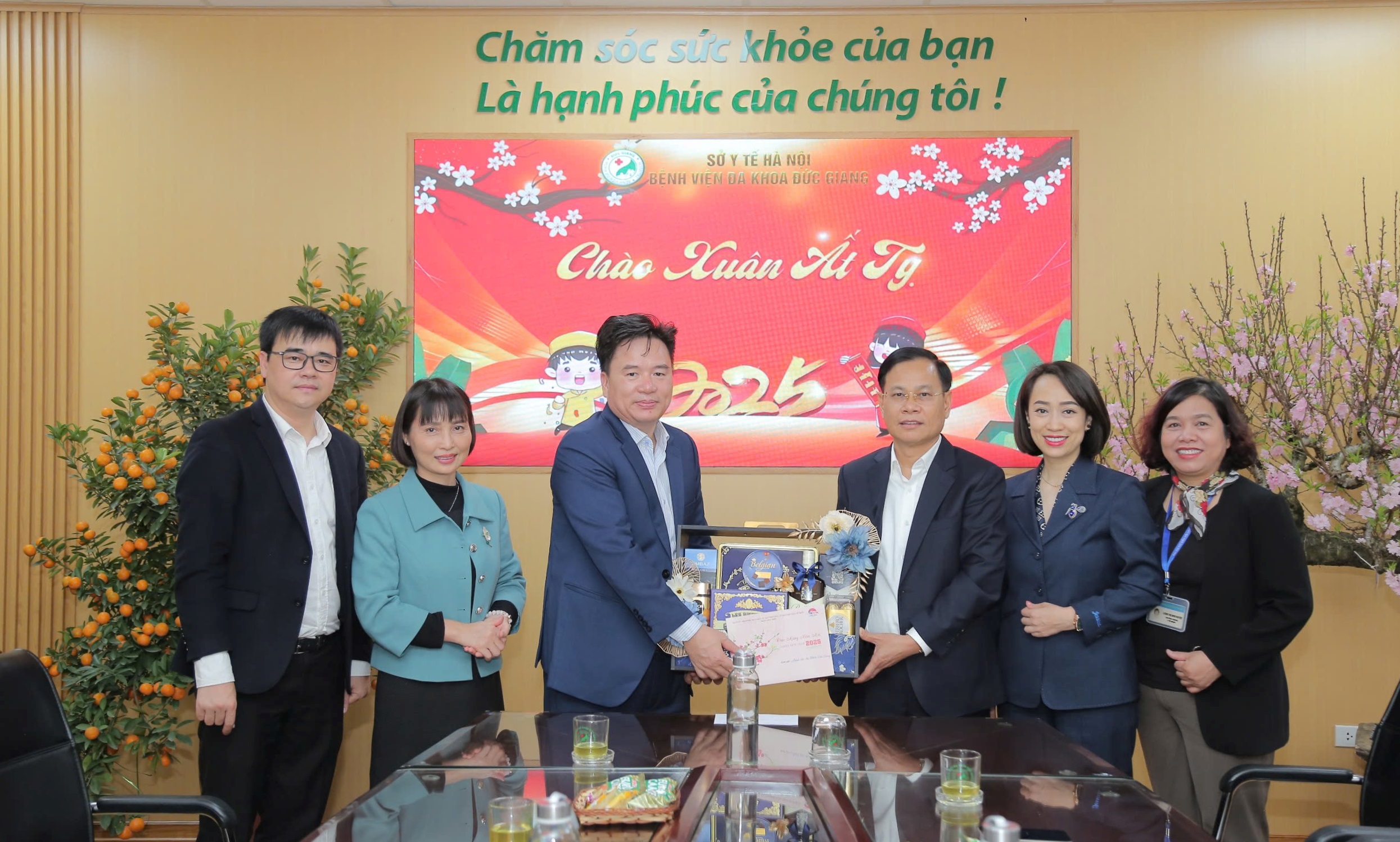 Lãnh đạo quận Long Biên thăm, động viên các đơn vị thực hiện nhiệm vụ trong Tết Ất Tỵ trên địa bàn