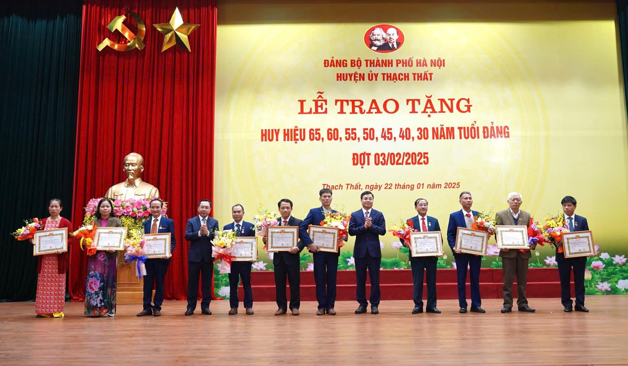 Huyện ủy Thạch Thất trao tặng Huy hiệu Đảng đợt 03-02-2025