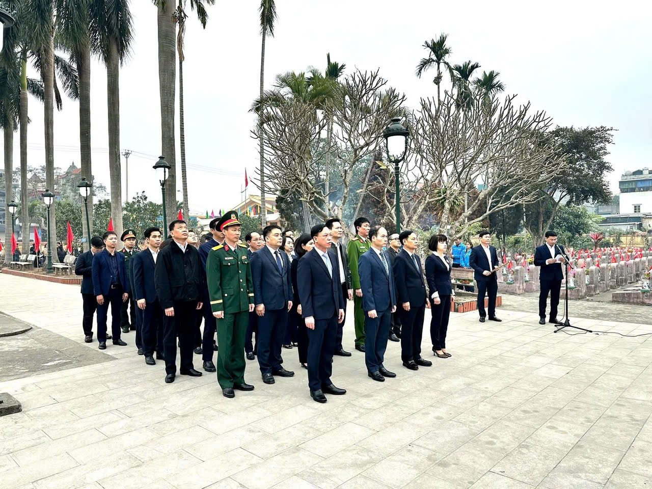 Đoàn đại biểu quận Long Biên dâng hương viếng nghĩa trang liệt sỹ Yên Viên và Kim Sơn 