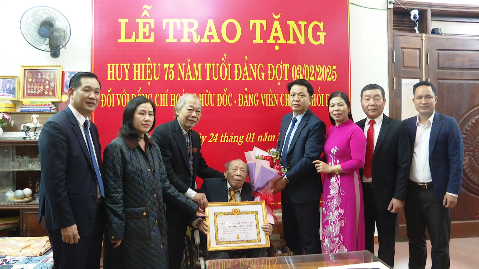 Phó Bí thư Thường trực Huyện ủy Đông Anh trao Huy hiệu Đảng tại Đảng bộ xã Cổ Loa