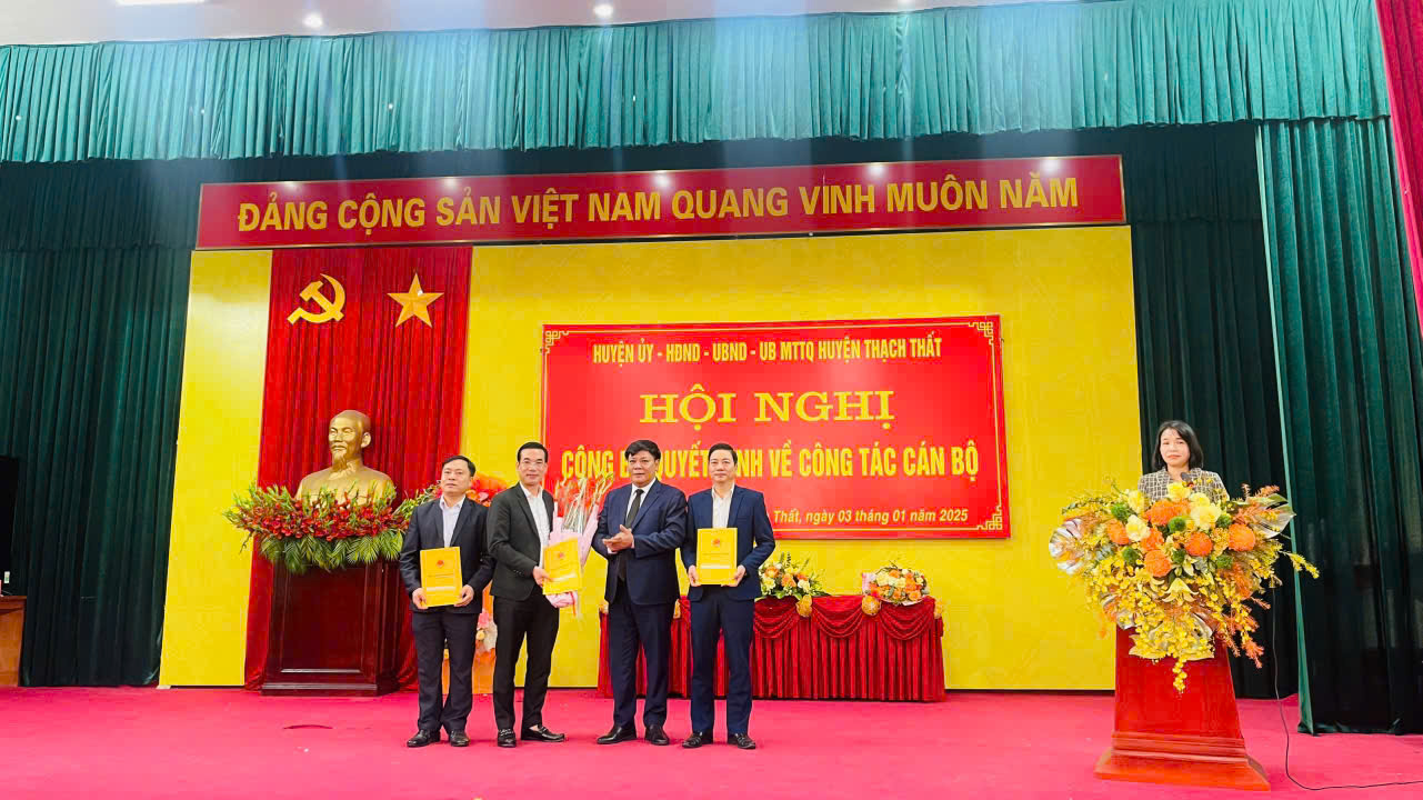 Hội nghị công bố các Quyết định về công tác cán bộ tại xã Lam Sơn, Thạch Xá, Quang Trung huyện Thạch Thất