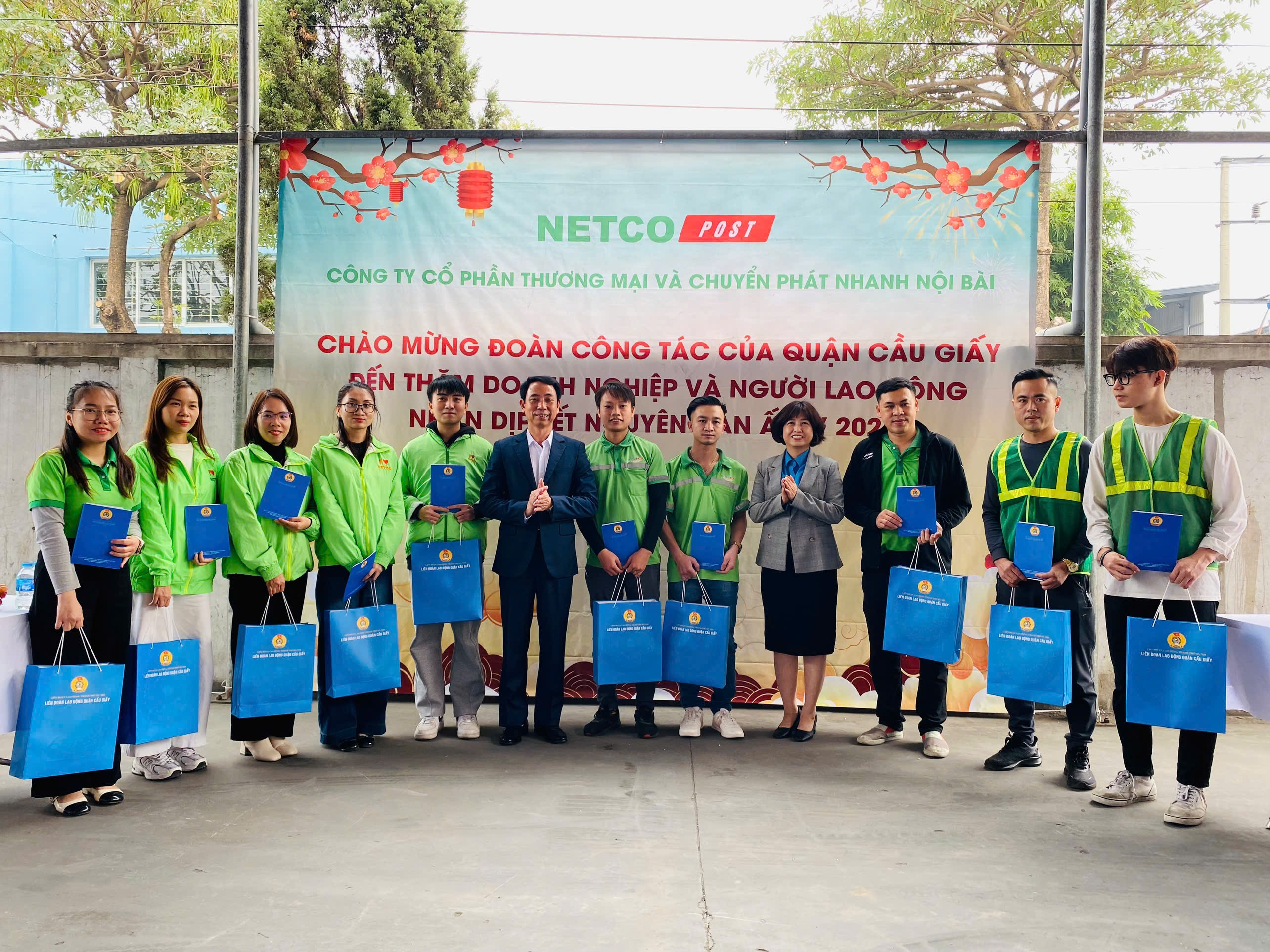 Ấm áp nghĩa tình công đoàn - Động viên người lao động vượt khó đón Tết