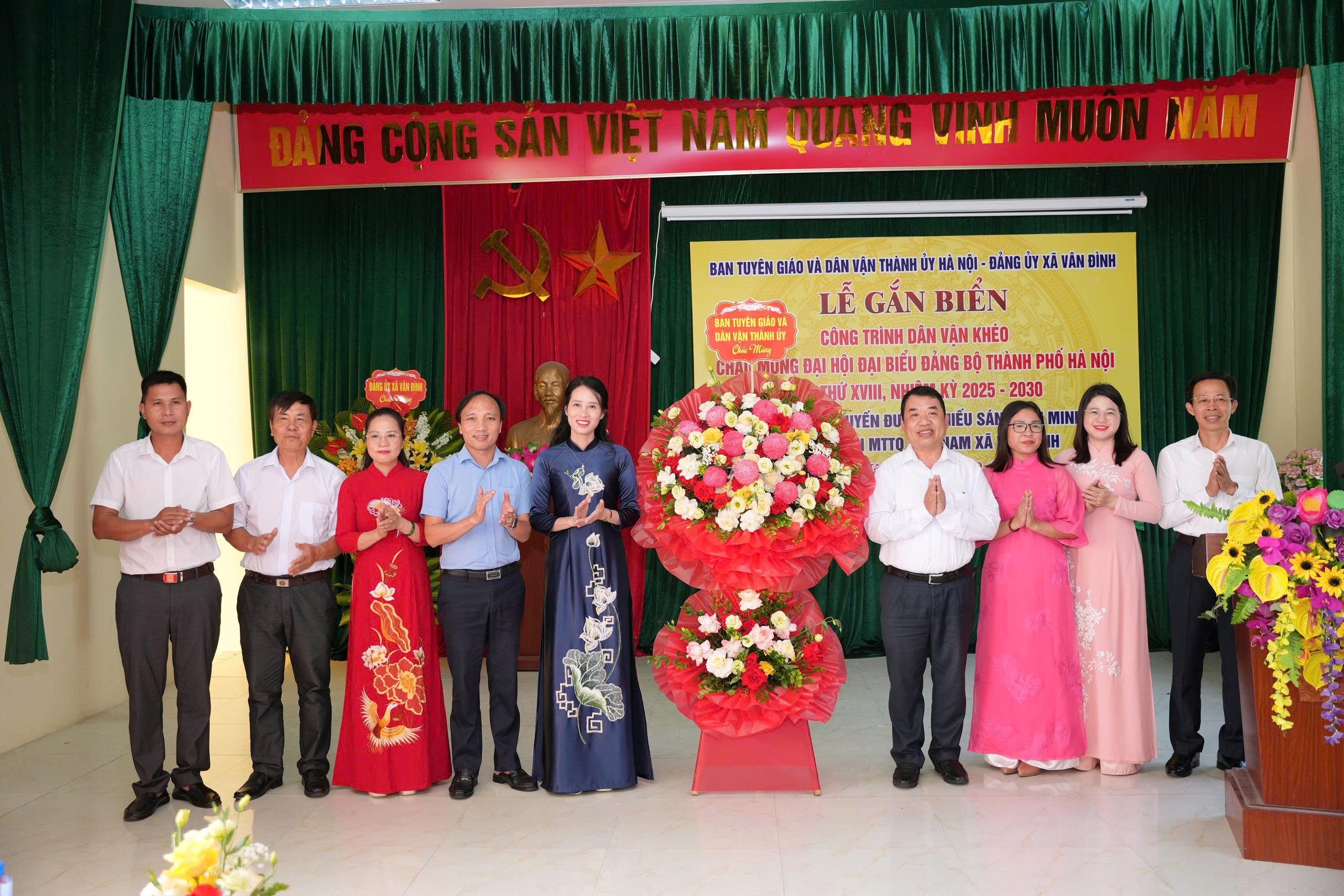 Lễ gắn biển công trình Dân vận khéo “Tuyến đường chiếu sáng văn minh” chào mừng Đại hội đại biểu Đảng bộ Thành phố Hà Nội lần thứ XVIII, nhiệm kỳ 2025-2030