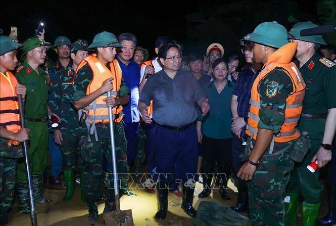 Thủ tướng Chính phủ và Bí thư Thành ủy Hà Nội kiểm tra, chỉ đạo các biện pháp bảo vệ dân vùng ngập Trung Giã, Đa Phúc