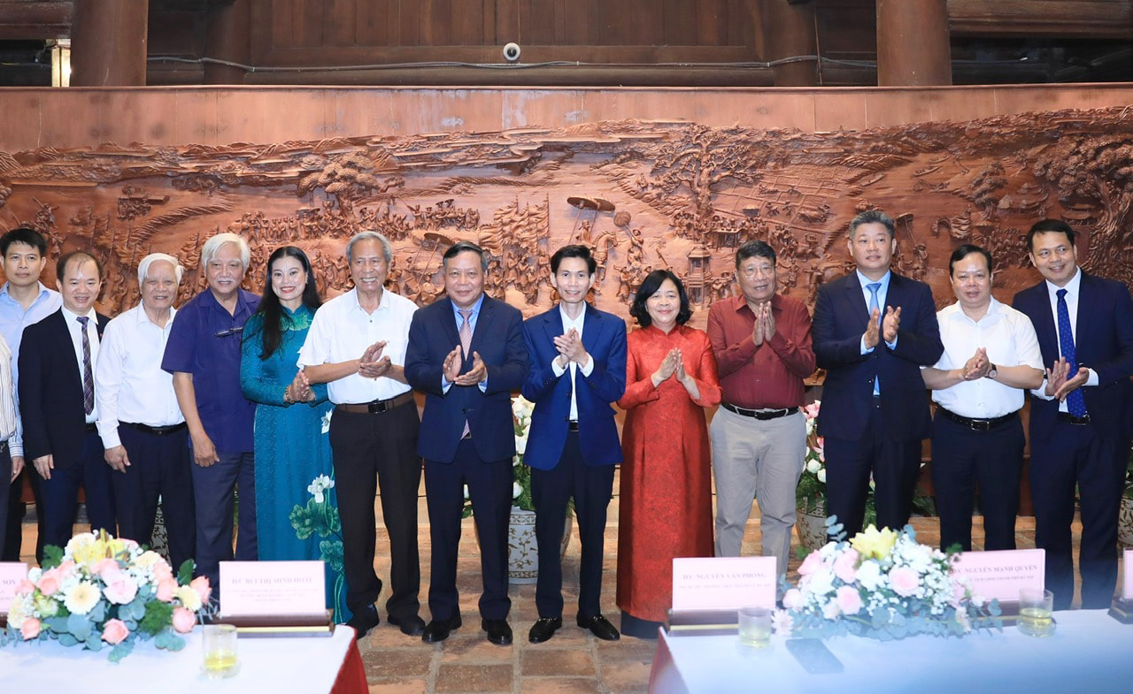 Hà Nội trao tác phẩm tranh gỗ “Vinh quy bái Tổ” tặng Trung tâm Hoạt động Văn hóa - Khoa học Văn Miếu - Quốc Tử Giám