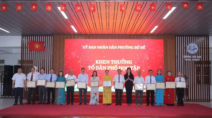 Phường Bồ Đề khen thưởng gần 200 tập thể, cá nhân trong phong trào khuyến học, khuyến tài, xây dựng xã hội học tập tiêu biểu năm 2025