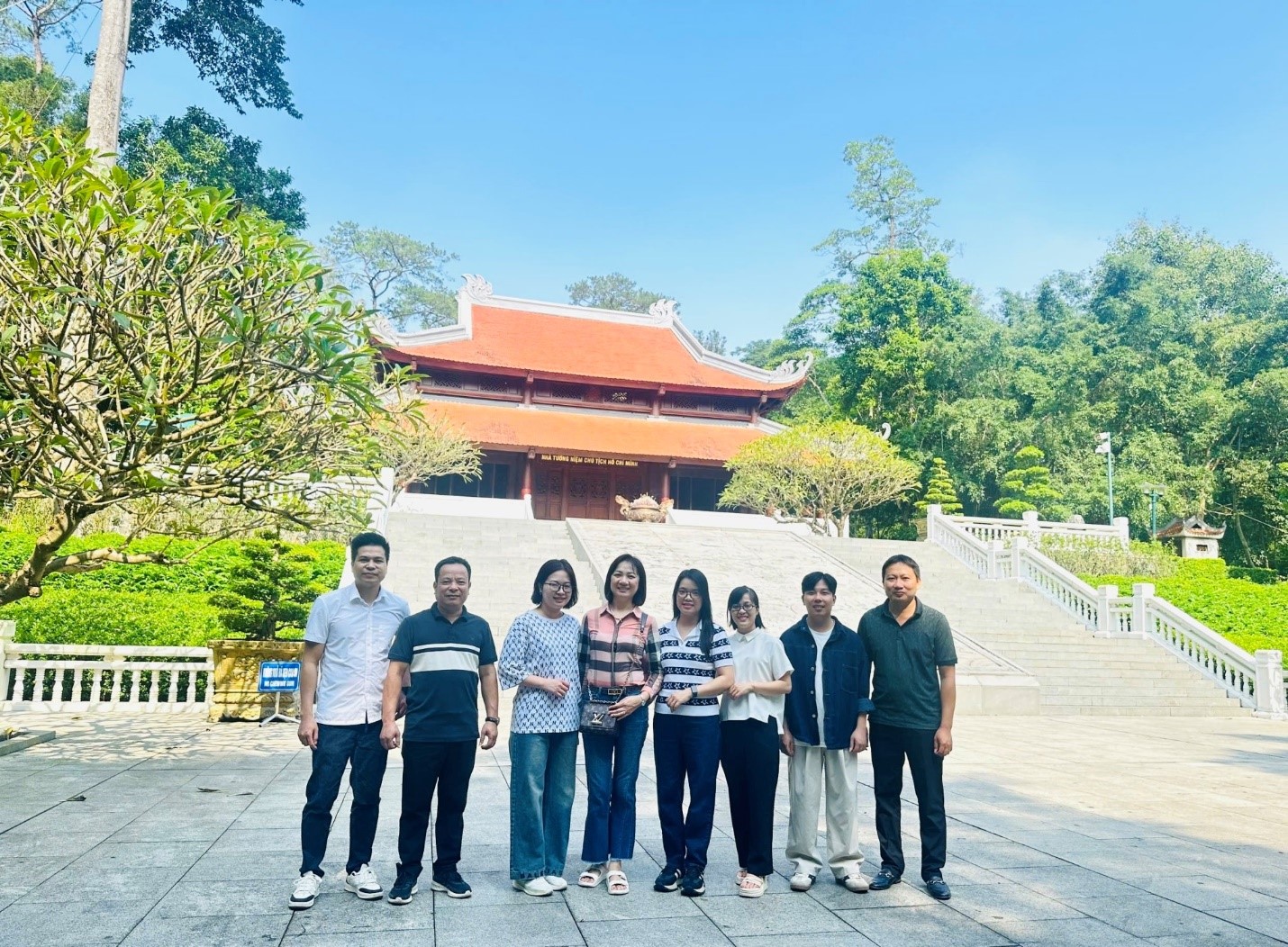 Chi bộ Ban Xây dựng Đảng xã Tam Hưng tổ chức sinh hoạt chuyên đề gắn với hoạt động về nguồn tại Khu di tích K9 - Đá Chông