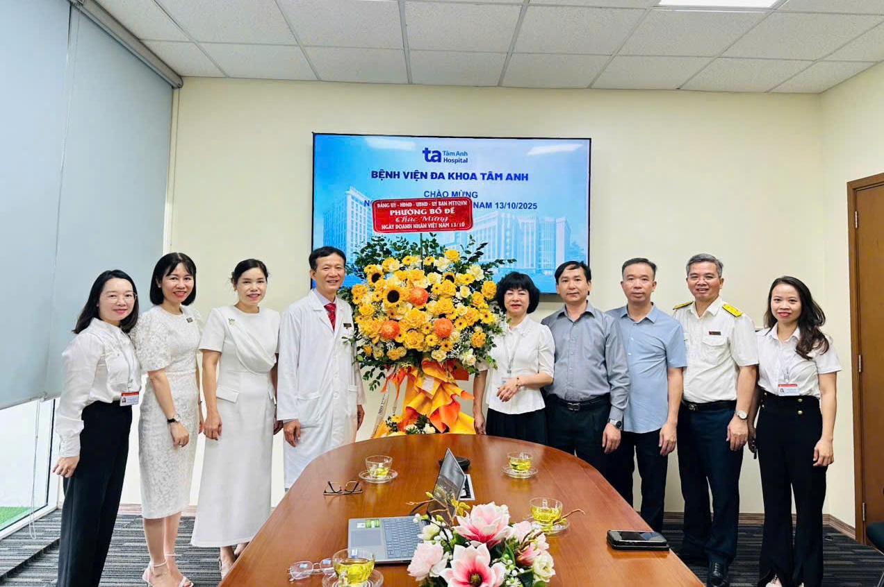 Lãnh đạo phường Bồ Đề chúc mừng các doanh nghiệp trên địa bàn phường nhân Ngày Doanh nhân Việt Nam