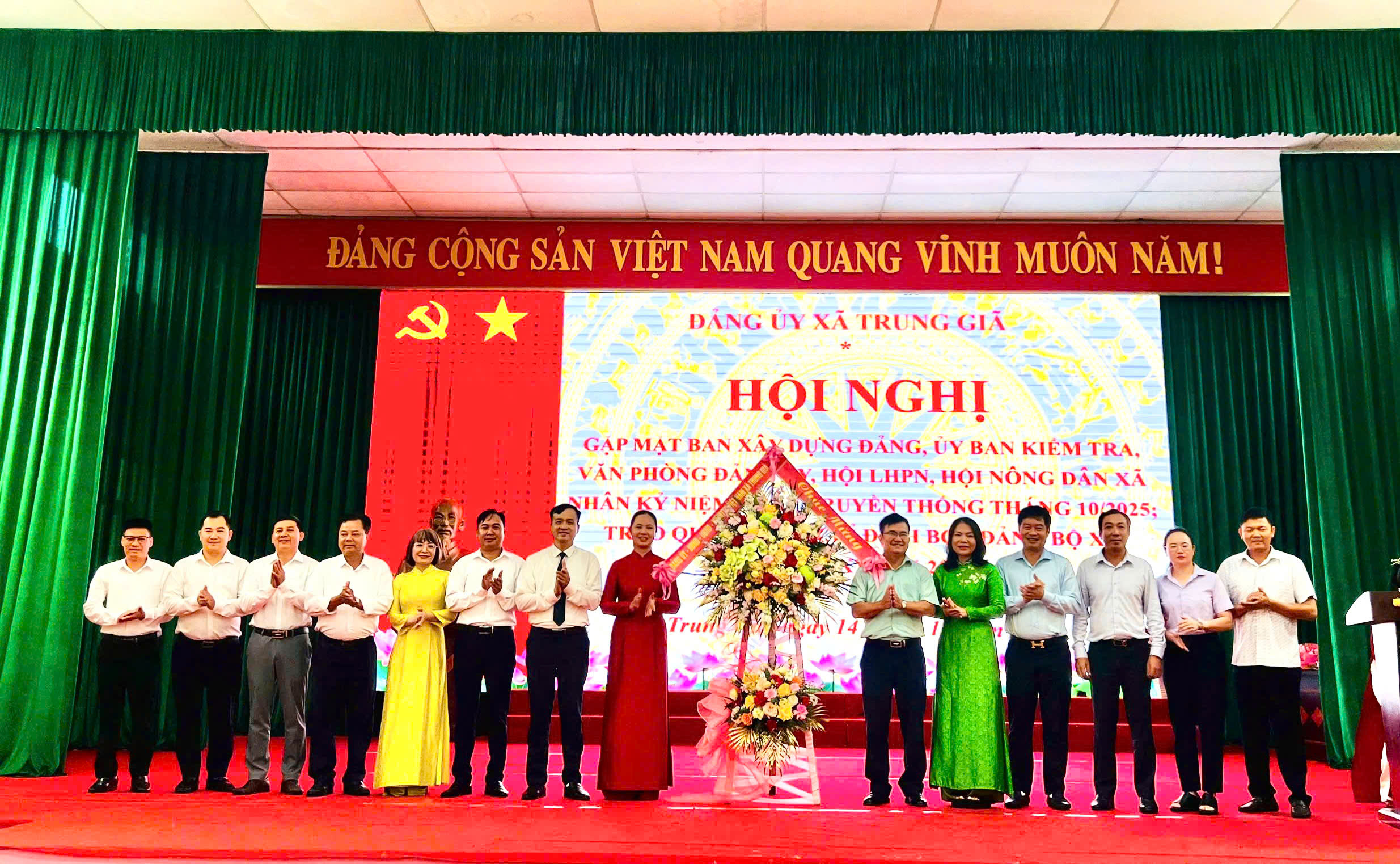 Xã Trung Giã trao quyết định chỉ định Ủy viên Ban Chấp hành Đảng bộ xã đối với 10 đồng chí