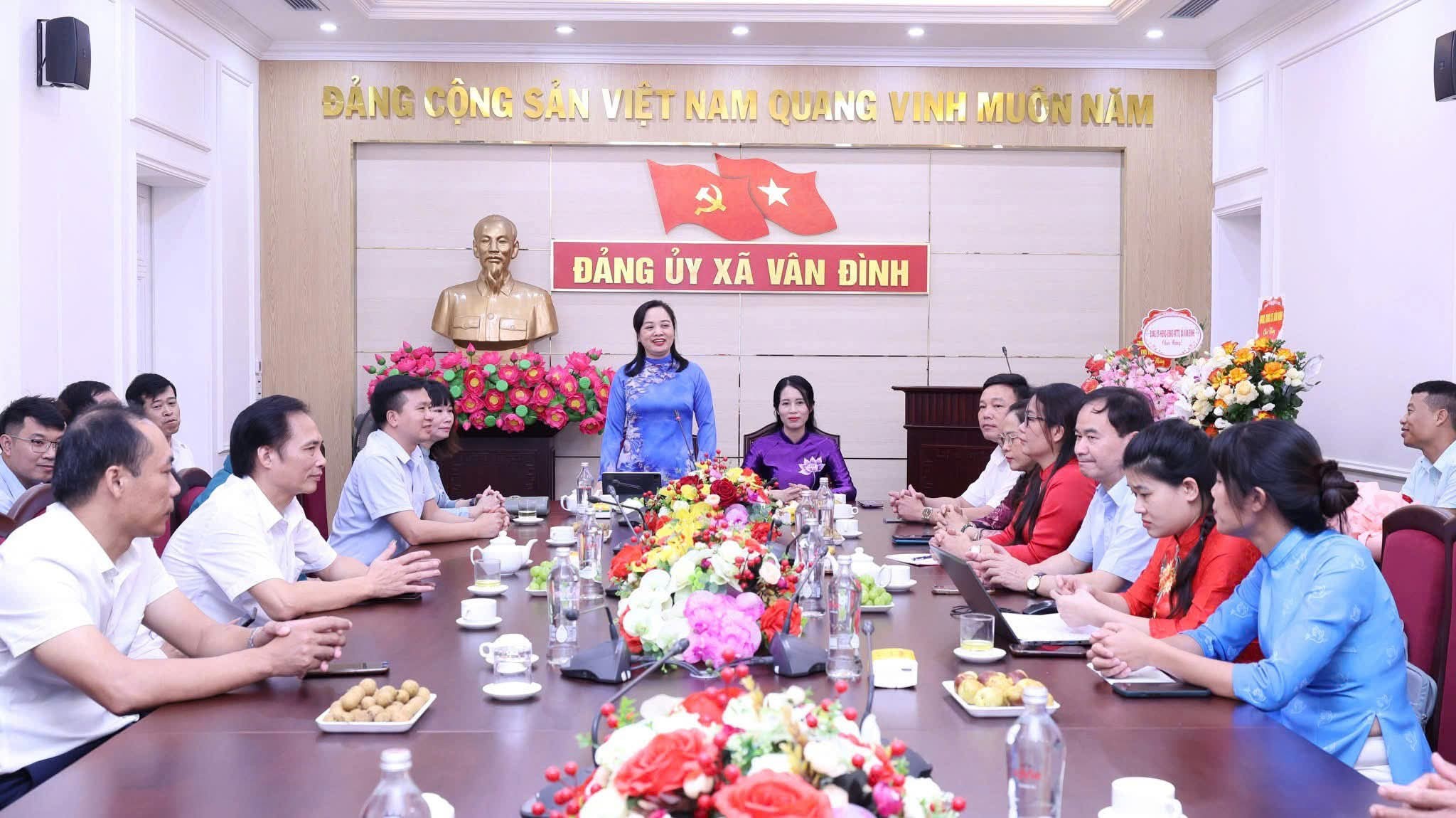 Xã Vân Đình gặp mặt kỷ niệm Ngày truyền thống các cơ quan tham mưu, giúp việc của Đảng