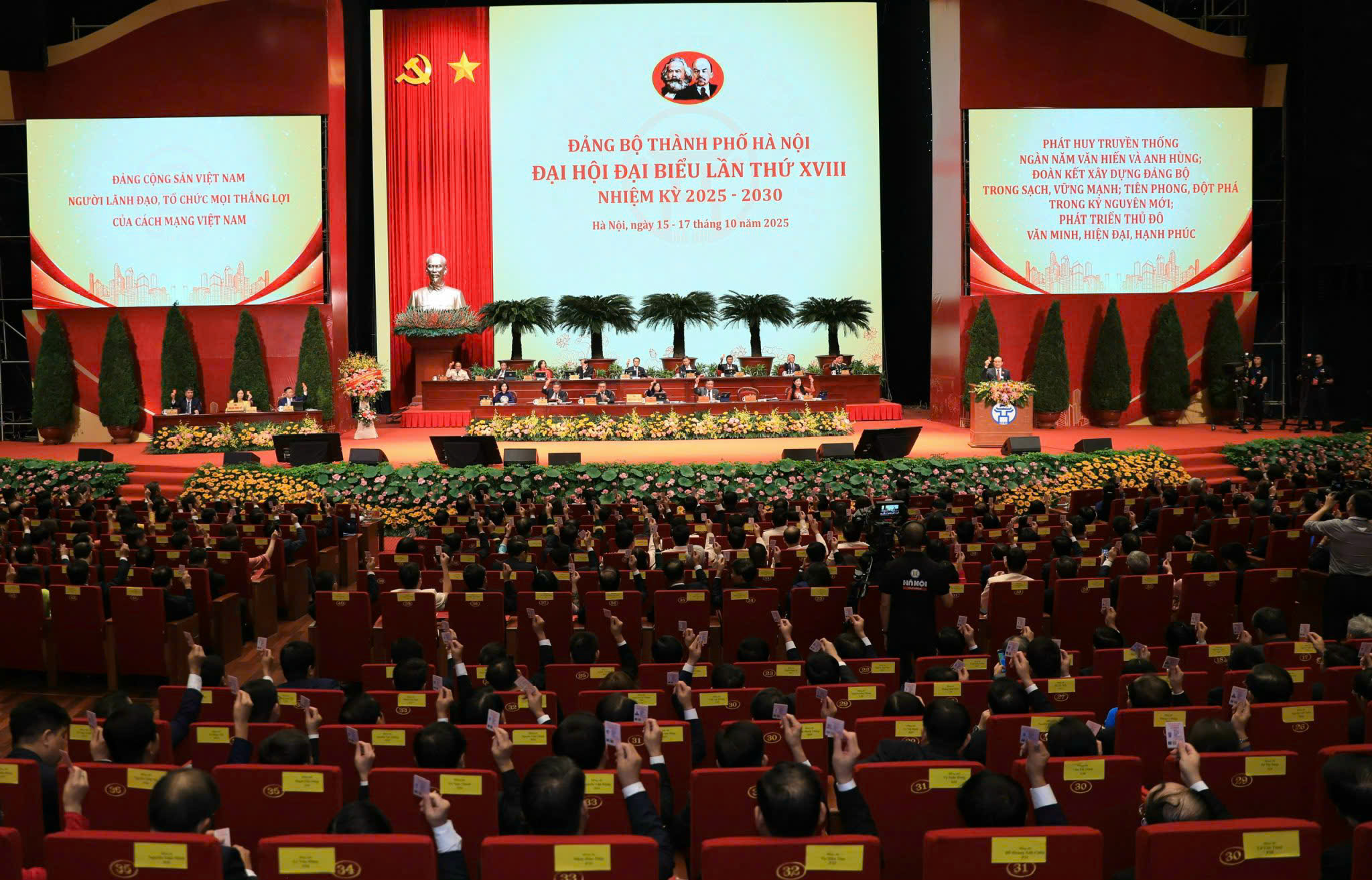 Danh sách Đoàn Chủ tịch, Đoàn Thư ký và Ban Thẩm tra tư cách đại biểu Đại hội lần thứ XVIII Đảng bộ thành phố Hà Nội
