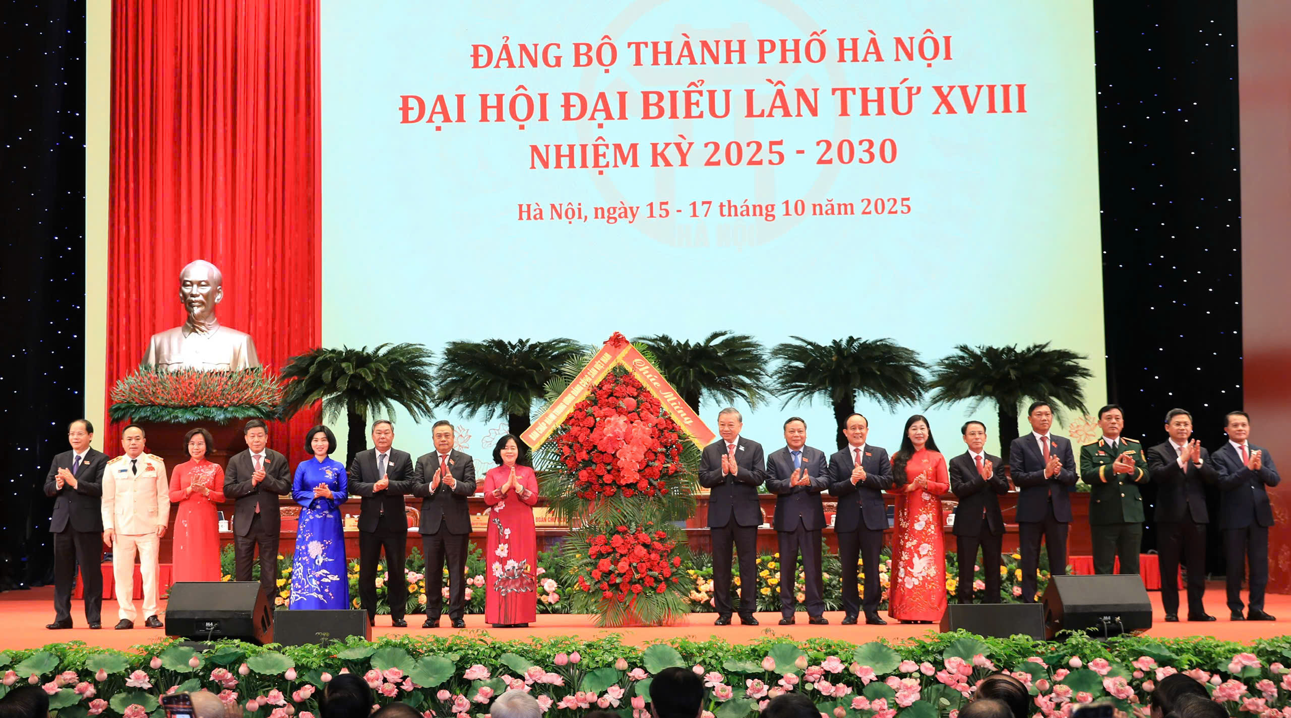 THÔNG TIN BÁO CHÍ: Phiên khai mạc và kết quả ngày làm việc thứ nhất Đại hội đại biểu Đảng bộ thành phố Hà Nội lần thứ XVIII, nhiệm kỳ 2025-2030