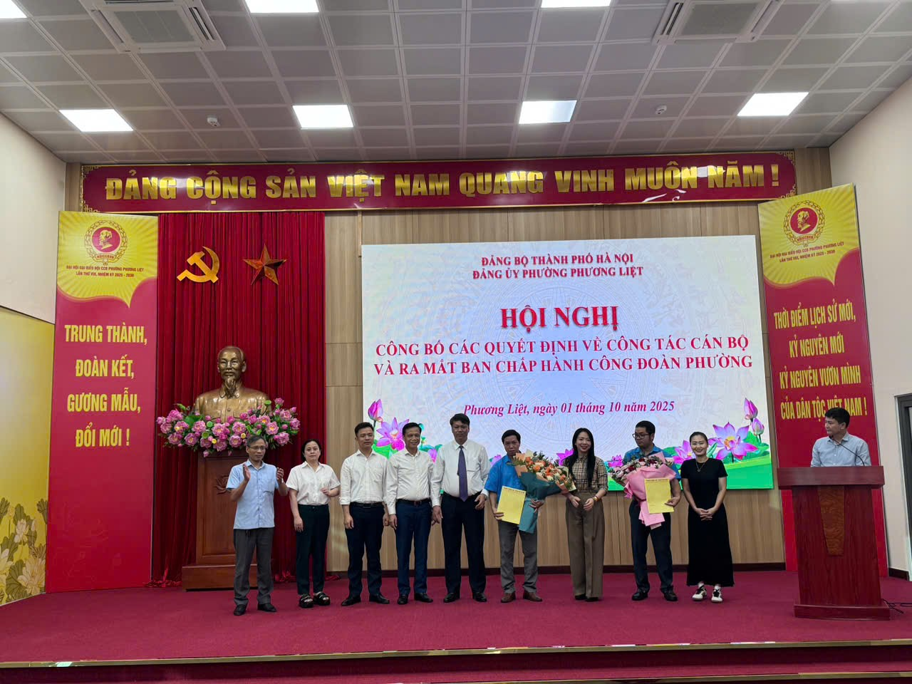 Đảng ủy phường Phương Liệt công bố Quyết định thành lập Công đoàn phường và trao các Quyết định về công tác tổ chức, cán bộ