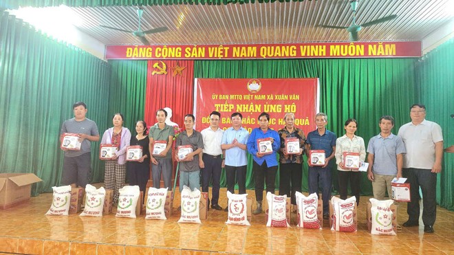 Xã Hoài Đức trao tặng hơn 250 triệu đồng hỗ trợ nhân dân xã Xuân Vân (tỉnh Tuyên Quang) khắc phục hậu quả bão lũ