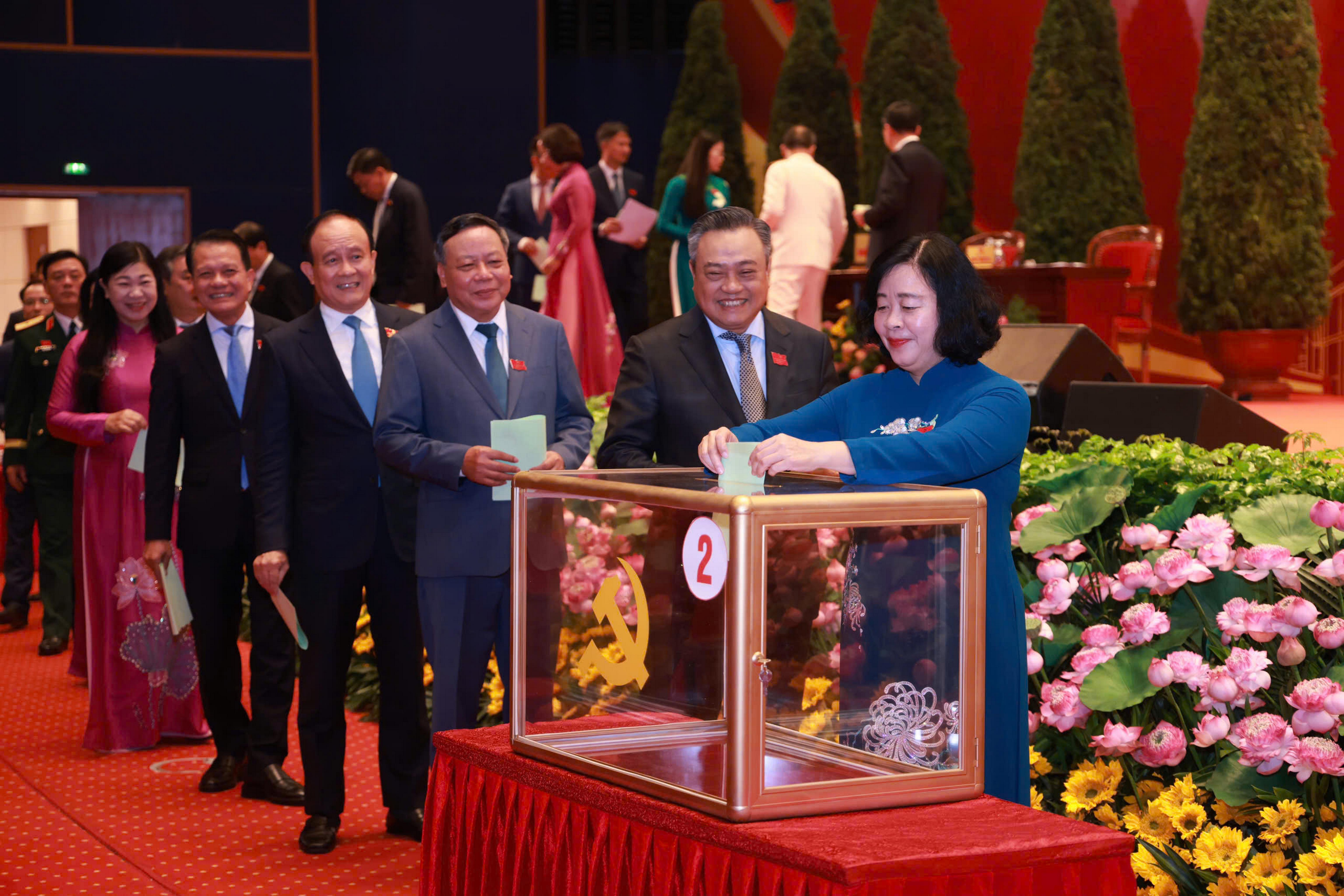 Công bố danh sách nhân sự chủ chốt Thường trực, Ban Thường vụ Thành ủy và bầu Đoàn đại biểu đi dự Đại hội XIV của Đảng
