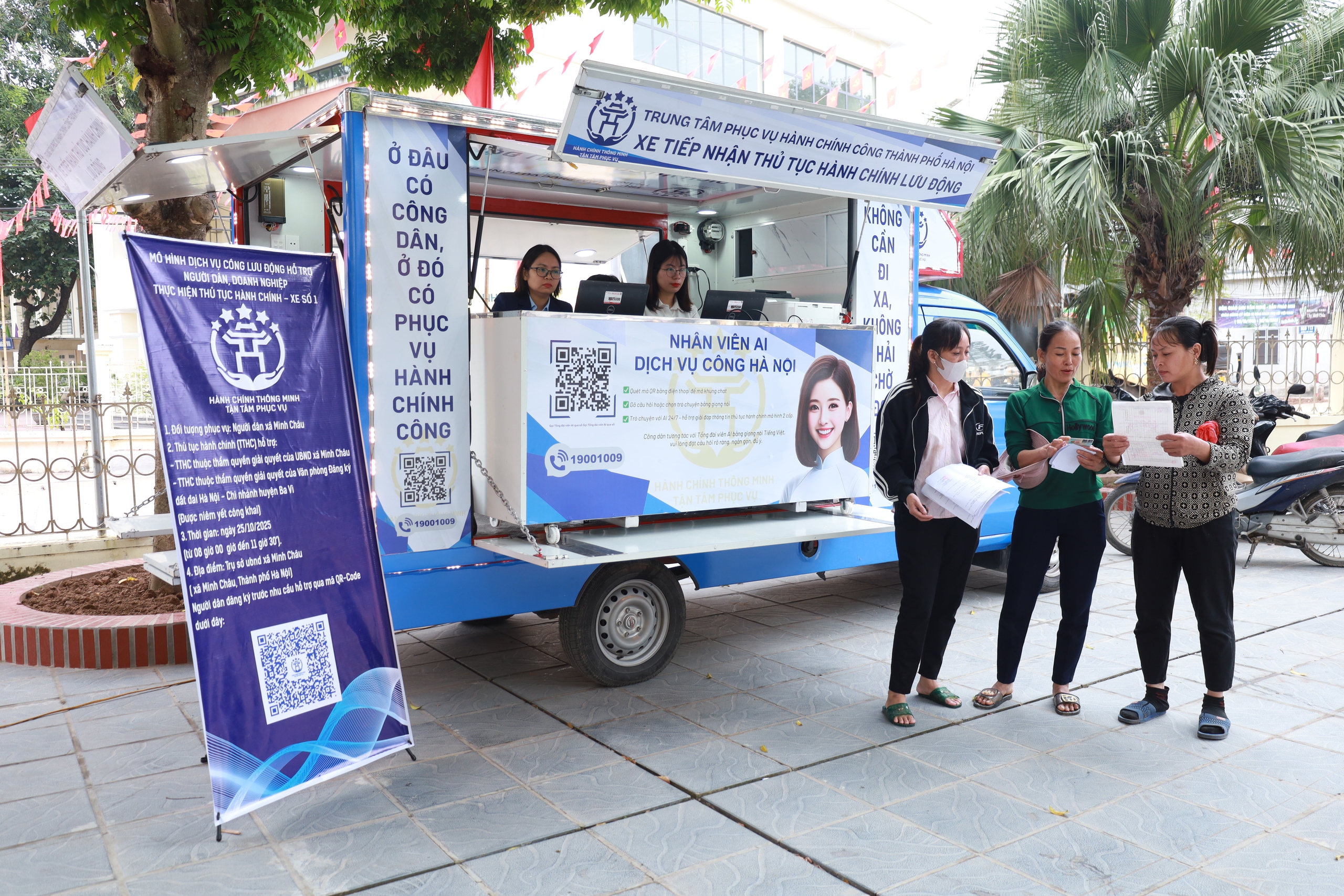 Mô hình dịch vụ công lưu động đưa chính quyền số đến gần người dân xã Minh Châu