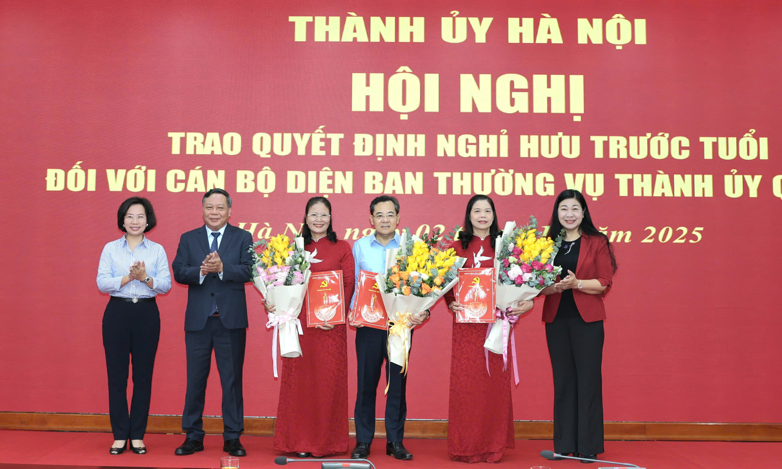 Phó Bí thư Thường trực Thành ủy Nguyễn Văn Phong trao quyết định nghỉ hưu cho 3 lãnh đạo MTTQ và LĐLĐ thành phố