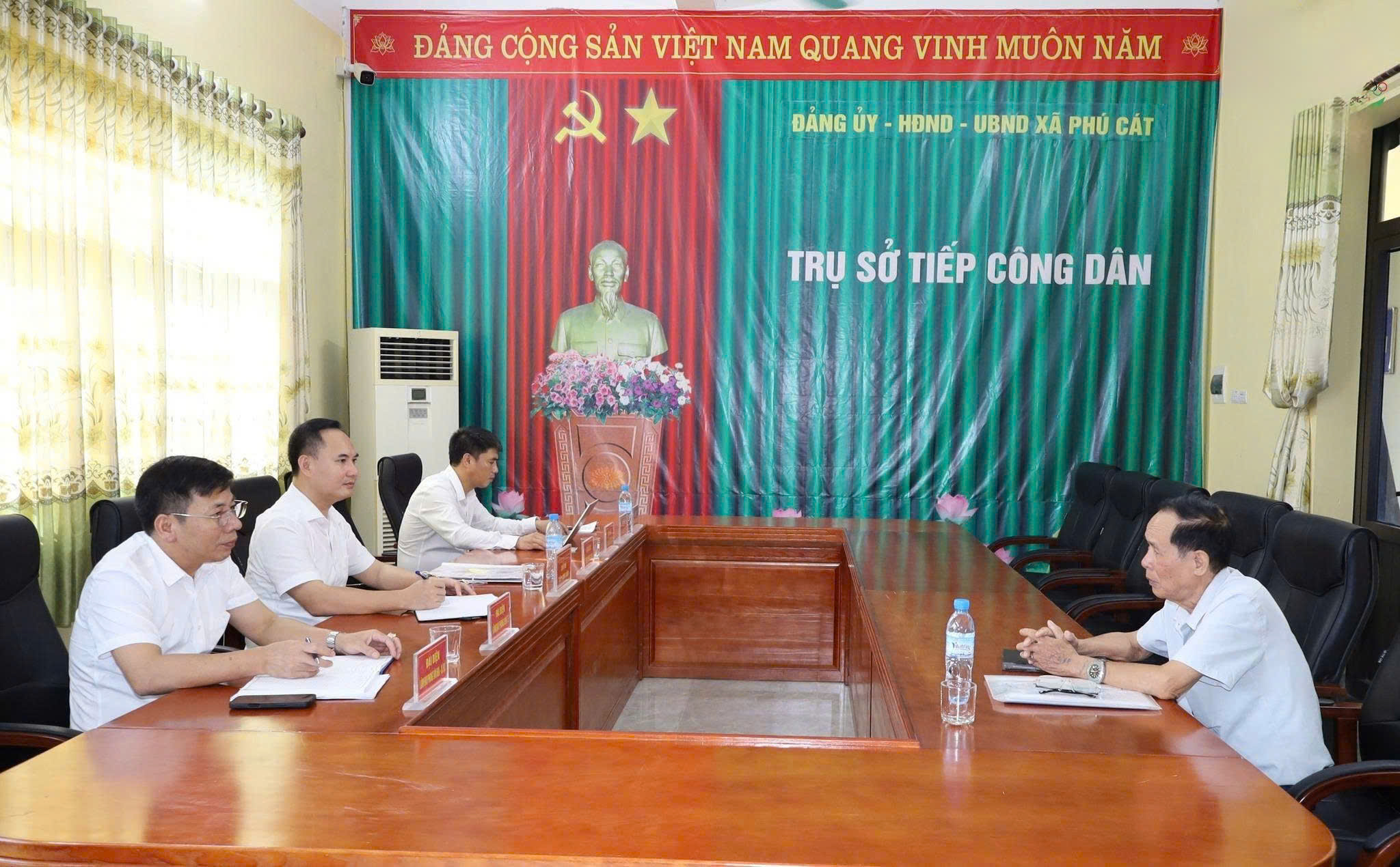 Chủ tịch UBND xã Phú Cát đối thoại, lắng nghe và giải đáp kiến nghị của công dân