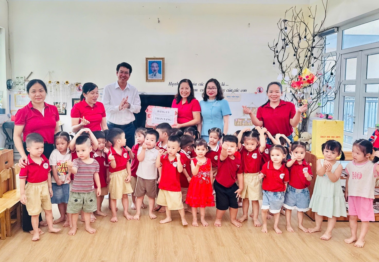 Bí thư Đảng ủy xã Hoài Đức thăm và tặng quà Tết Trung thu cho thiếu nhi trường mầm non Đức Thượng
