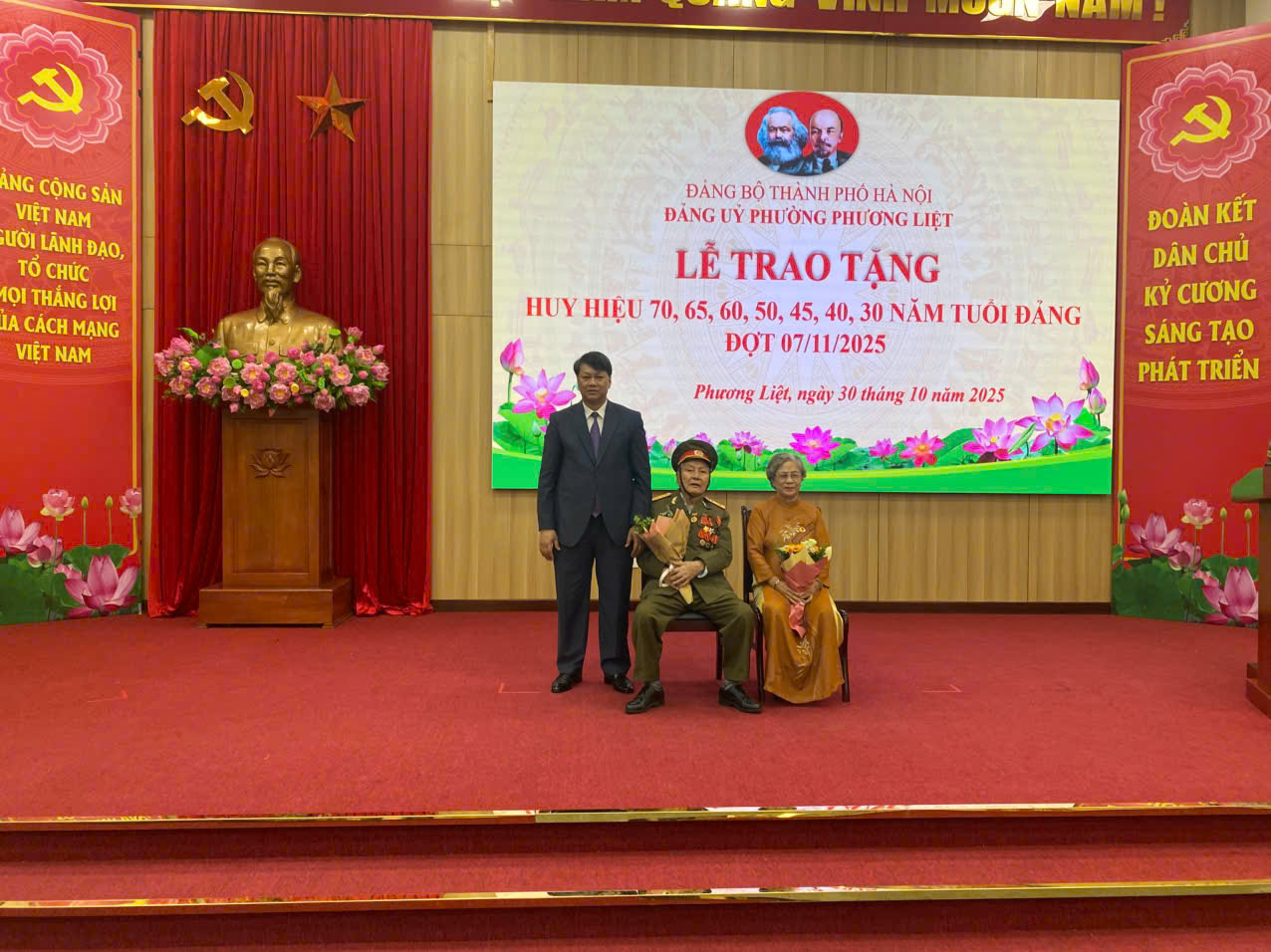 Phường Phương Liệt trao Huy hiệu Đảng: Tôn vinh hành trình cống hiến, lan tỏa niềm tự hào của người đảng viên
