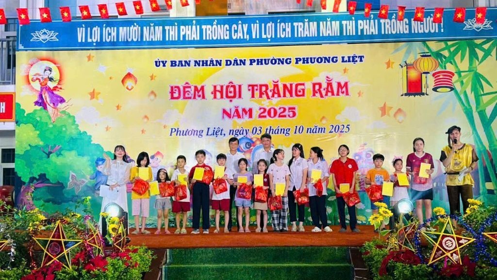 Phường Phương Liệt tổ chức “Đêm hội Trăng Rằm” ấm áp, lan tỏa yêu thương đến thiếu nhi
