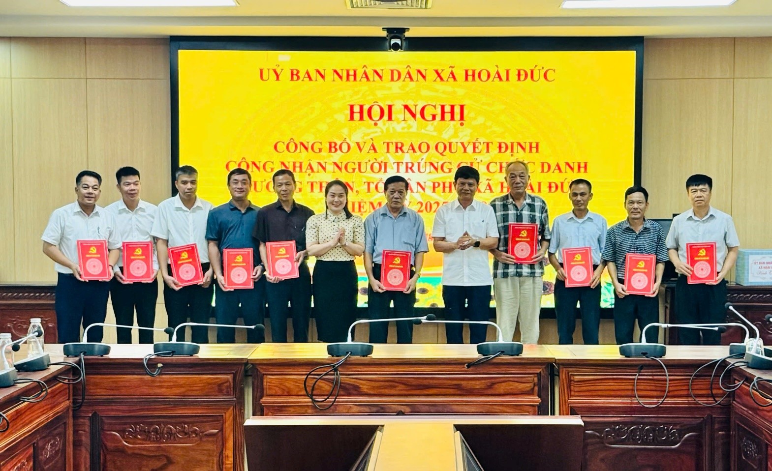 Xã Hoài Đức công bố và trao Quyết định công nhận người trúng cử Trưởng thôn, Tổ trưởng Tổ dân phố nhiệm kỳ 2025 - 2028