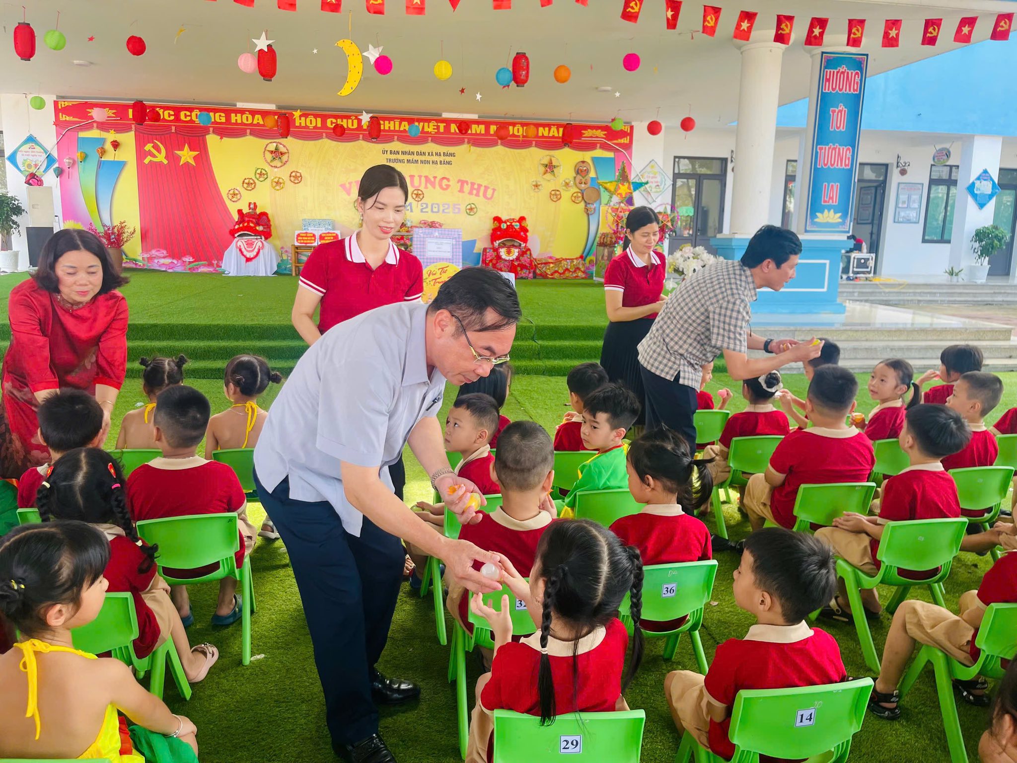 Lãnh đạo xã Hạ Bằng thăm, tặng quà thiếu nhi nhân dịp Tết Trung thu