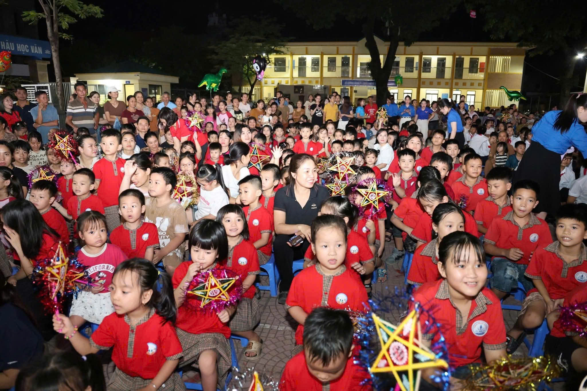 Ấm áp “Đêm hội Trăng Rằm”: Lan tỏa yêu thương, tiếp sức trẻ em vượt khó vươn lên