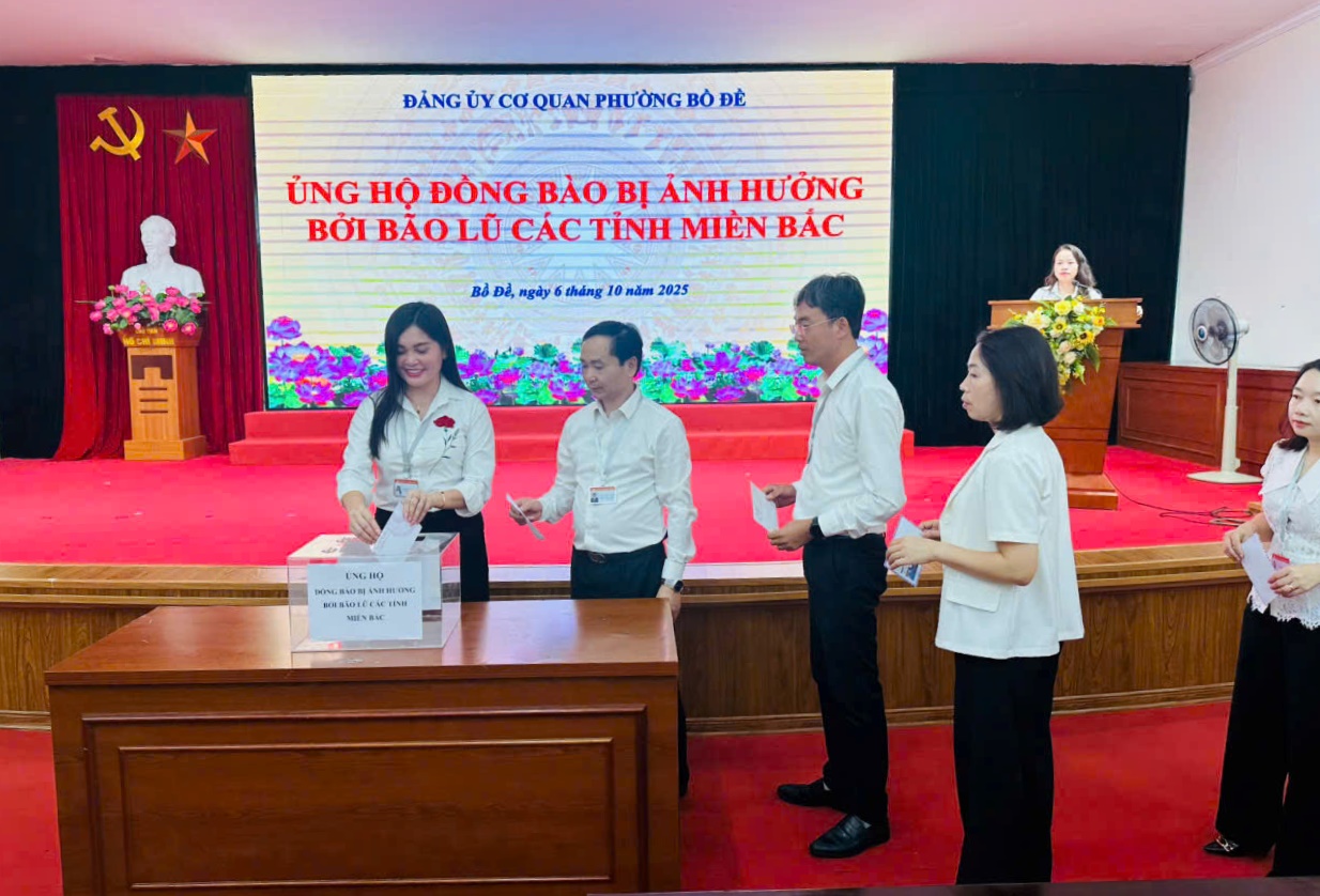 Cơ quan Đảng ủy phường Bồ Đề ủng hộ gần 20 triệu đồng giúp đồng bào bị ảnh hưởng bởi cơn bão số 10 vượt qua khó khăn