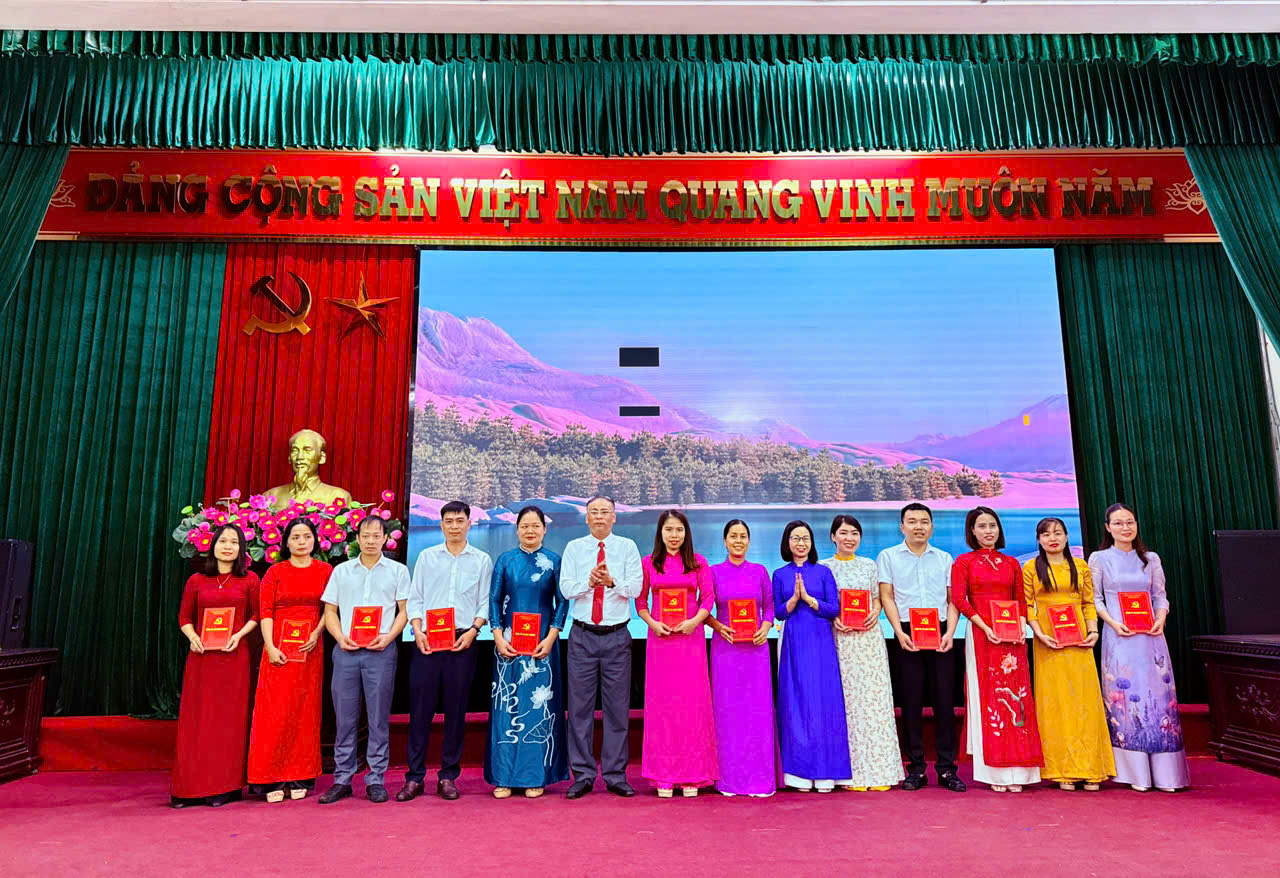 Xã Đan Phượng tổ chức Lễ chào cờ và sinh hoạt chính trị tháng 10 