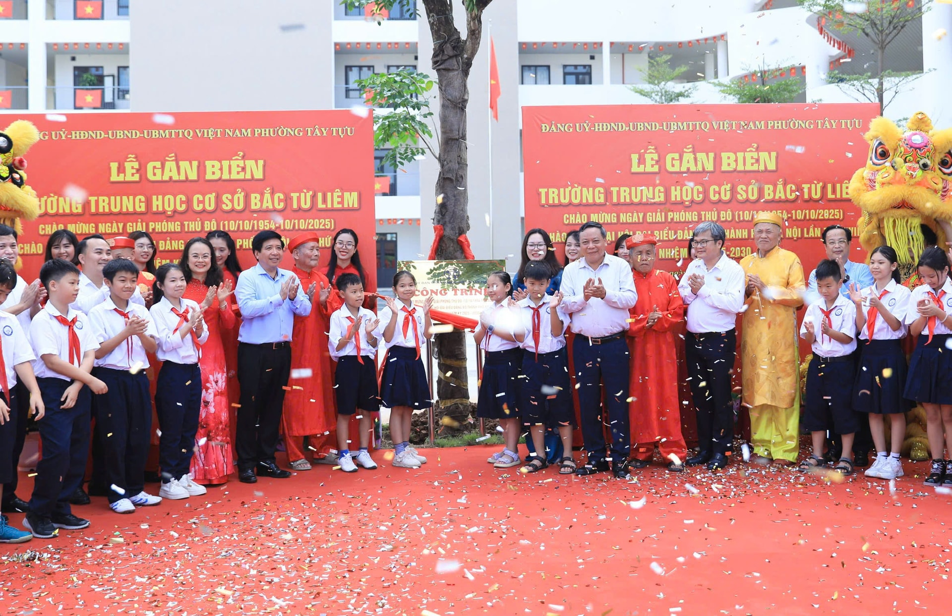 Gắn biển công trình chào mừng Đại hội Đảng bộ thành phố lần thứ XVIII