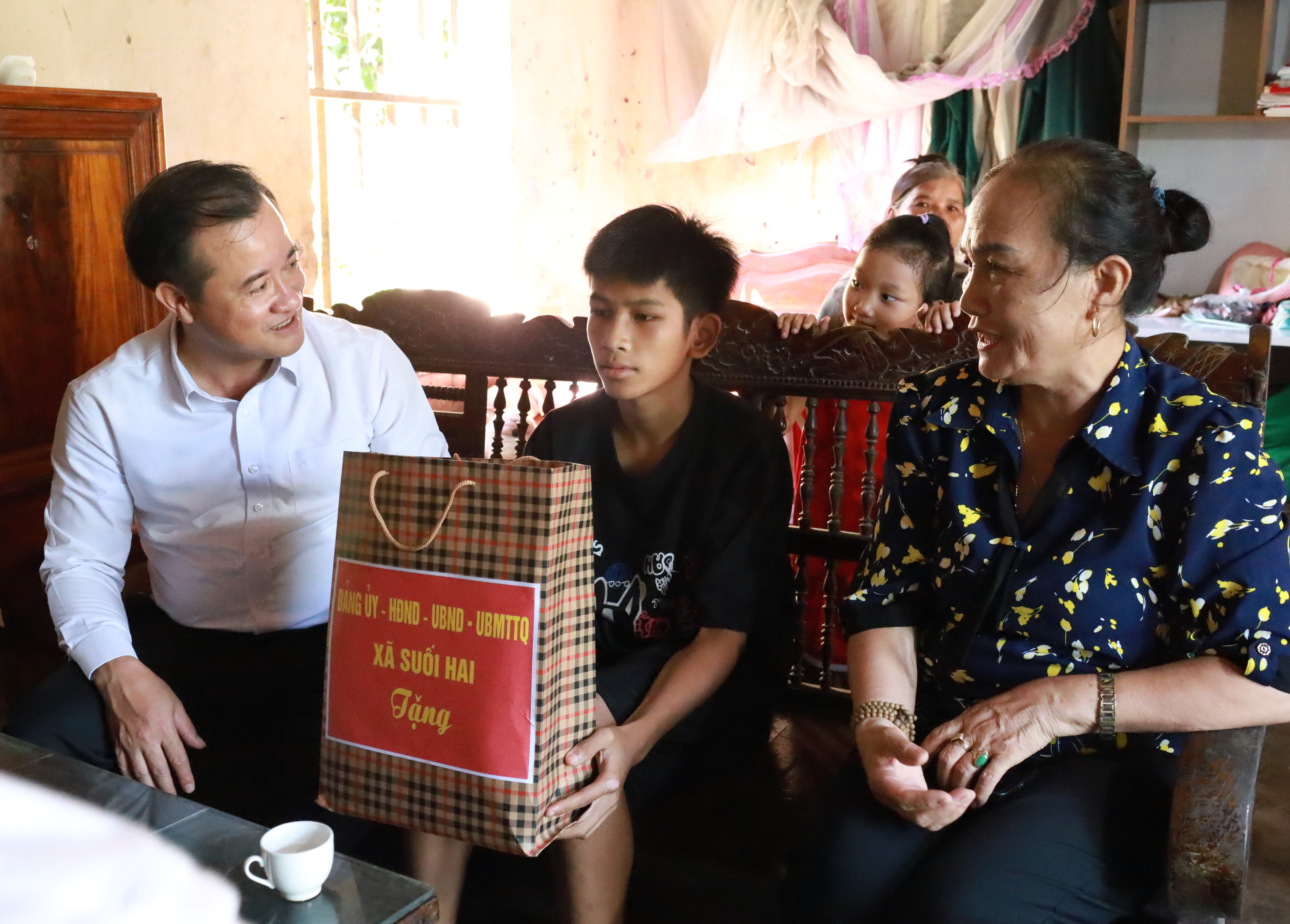 Xã Suối Hai lan tỏa yêu thương, mang Trung thu ấm áp đến với trẻ em có hoàn cảnh khó khăn