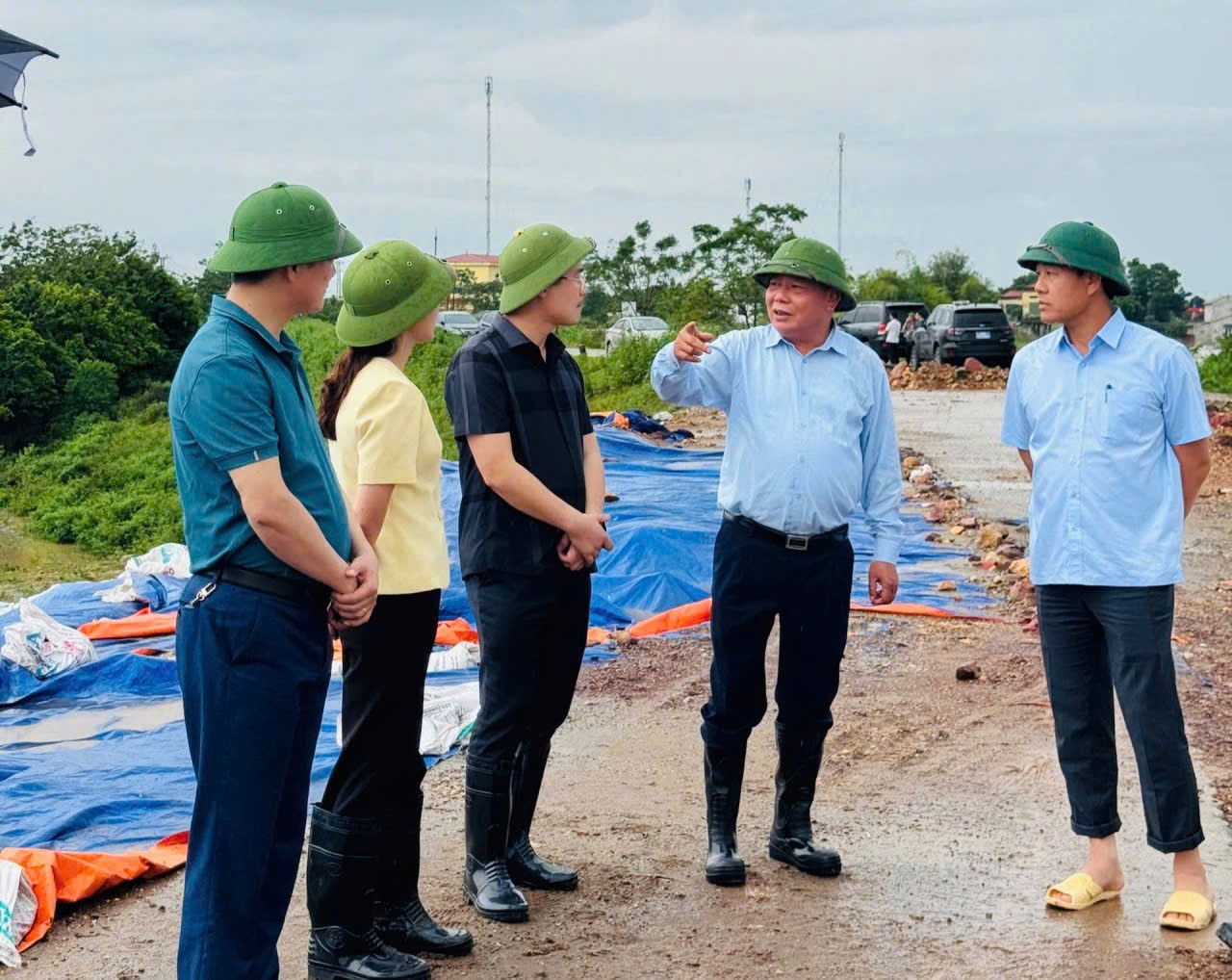 Phó Bí thư Thường trực Thành ủy Hà Nội Nguyễn Văn Phong kiểm tra công tác phòng chống bão 