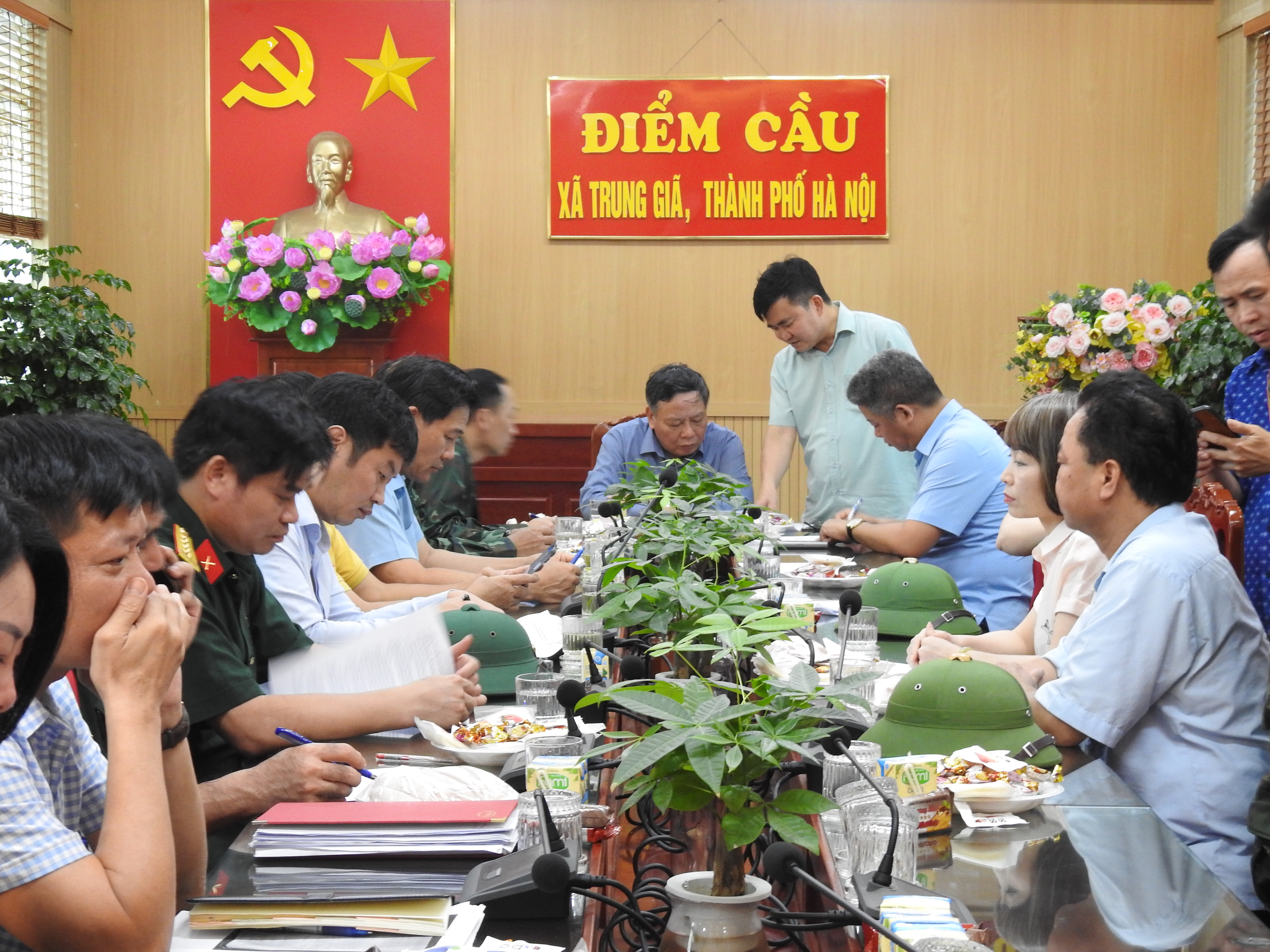 Phó Bí thư Thường trực Thành ủy Nguyễn Văn Phong yêu cầu xã Trung Giã phải hoàn thành việc di chuyển dân ra khỏi nơi ngập lụt trước 15h hôm nay
