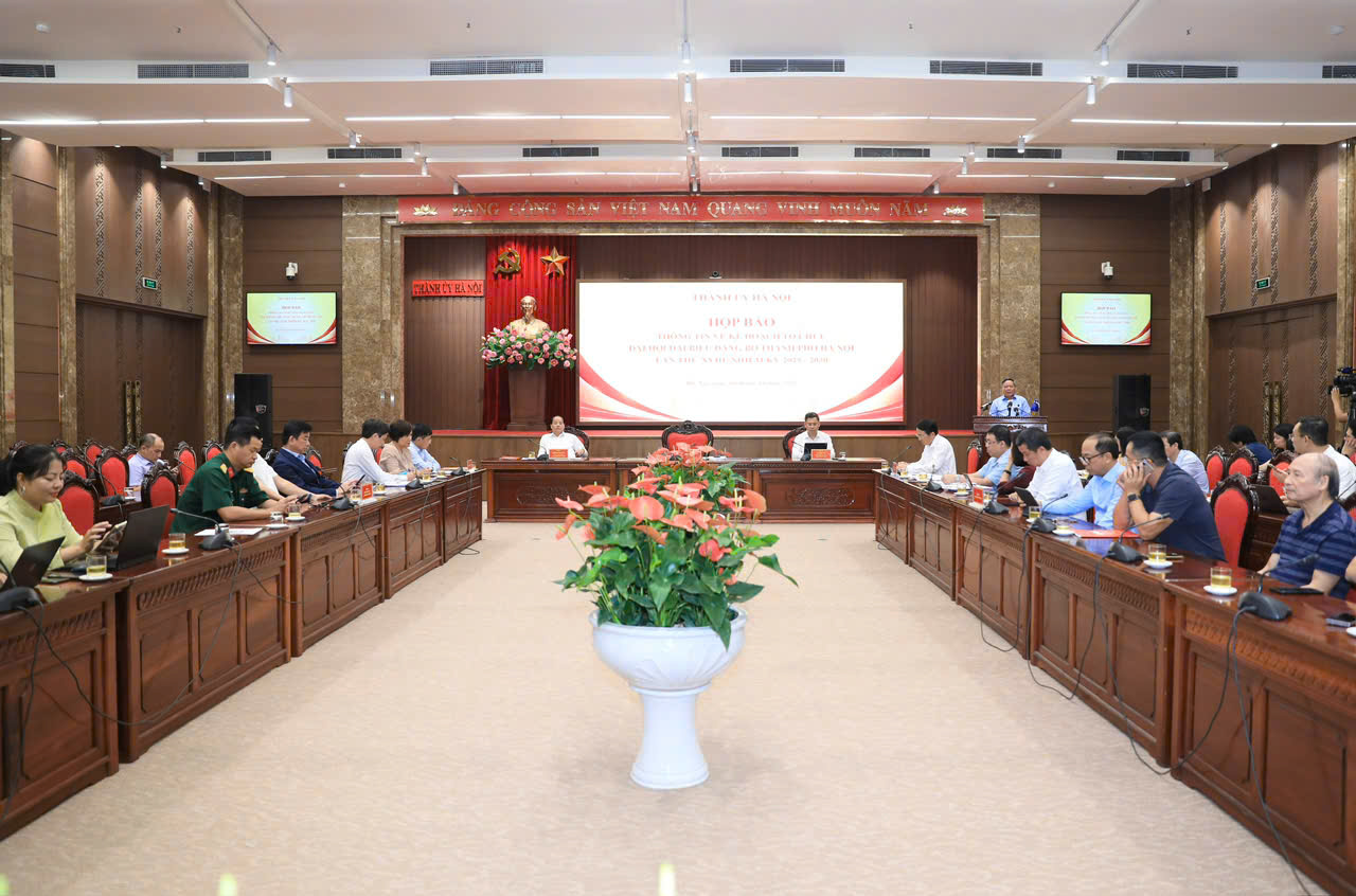 Quang cảnh họp báo thông tin về kế hoạch tổ chức Đại hội đại biểu Đảng bộ thành phố Hà Nội lần thứ XVIII, nhiệm kỳ 2025-2030