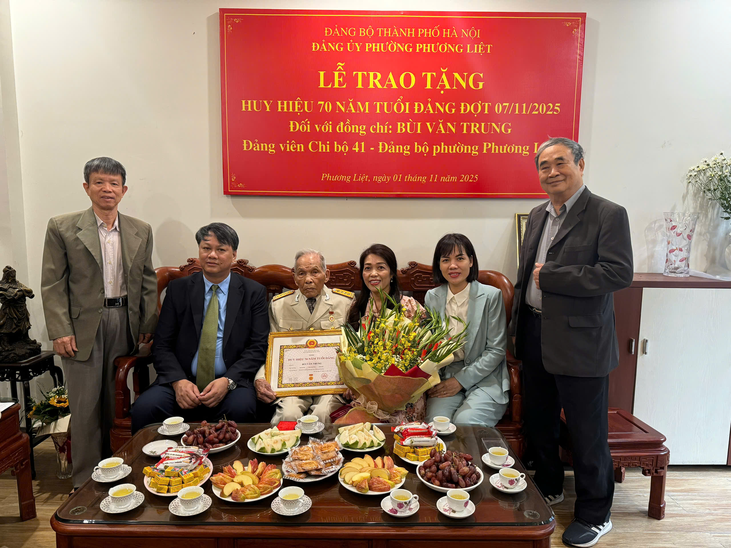 Bí thư Đảng uỷ phường Phương Liệt trao Huy hiệu 70 tuổi Đảng tại nhà riêng tặng đảng viên