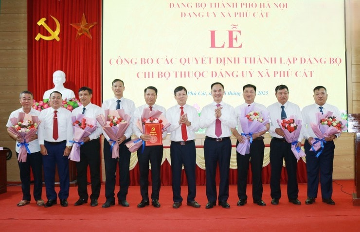 Xã Phú Cát kiện toàn tổ chức cơ sở Đảng, củng cố sức mạnh chính trị sau sắp xếp hành chính