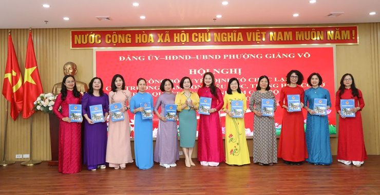 Phường Giảng Võ hoàn thiện tổ chức bộ máy, công bố các quyết định bổ nhiệm cán bộ quản lý trường học và trạm y tế