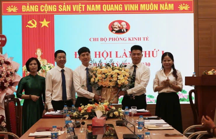 Chi bộ Phòng Kinh tế xã Quốc Oai: Đổi mới tư duy, nâng cao năng lực lãnh đạo, góp phần phát triển kinh tế - nông nghiệp bền vững trong giai đoạn mới