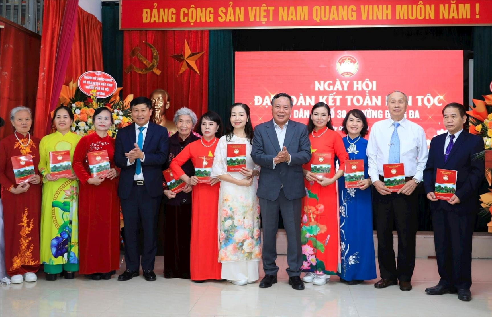 Phó Bí thư Thường trực Thành ủy Hà Nội Nguyễn Văn Phong dự ngày hội đại đoàn kết phường Đống Đa