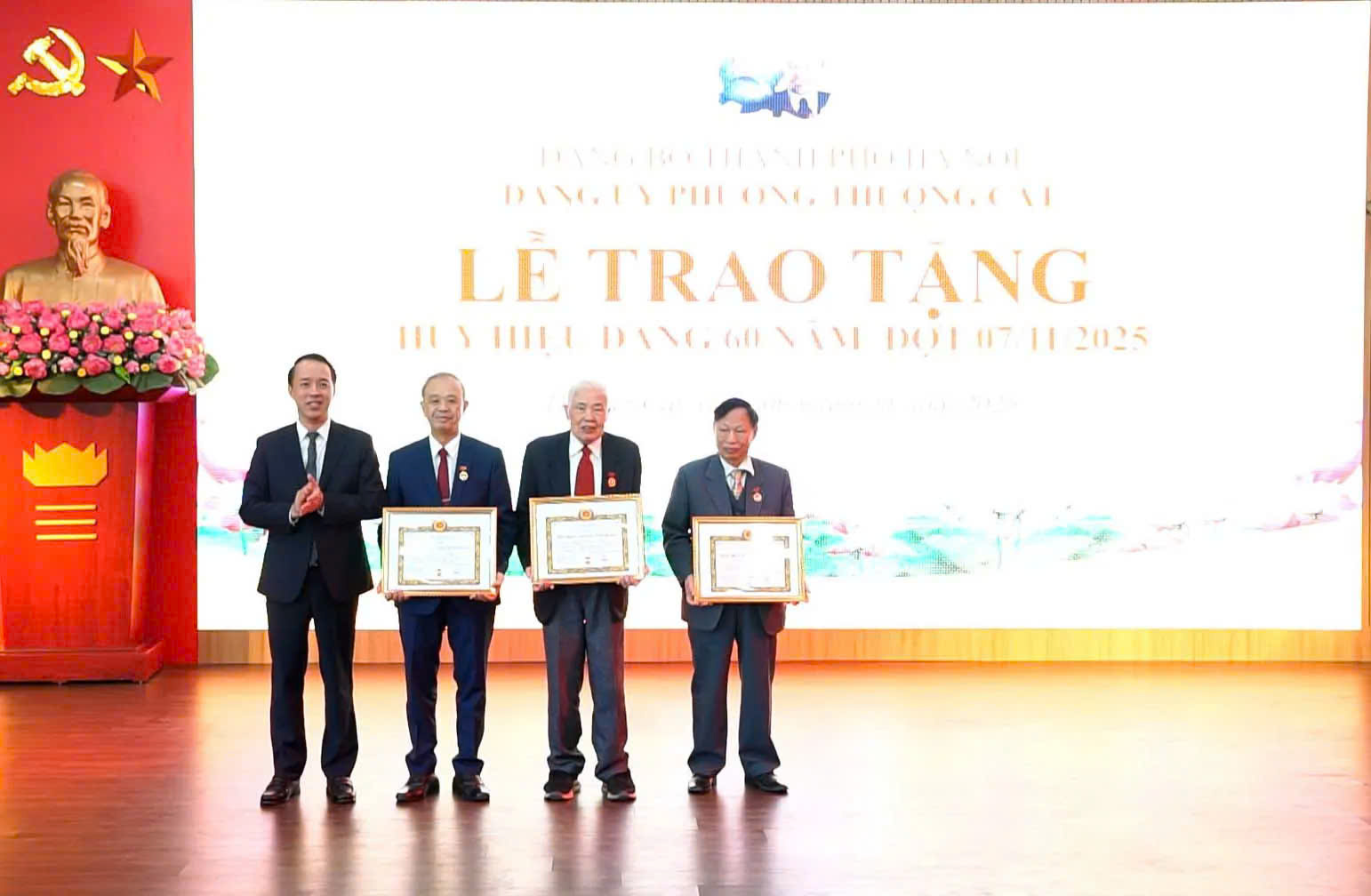 Phường Thượng Cát: Trao Huy hiệu Đảng, lan tỏa niềm tự hào và trách nhiệm của người đảng viên