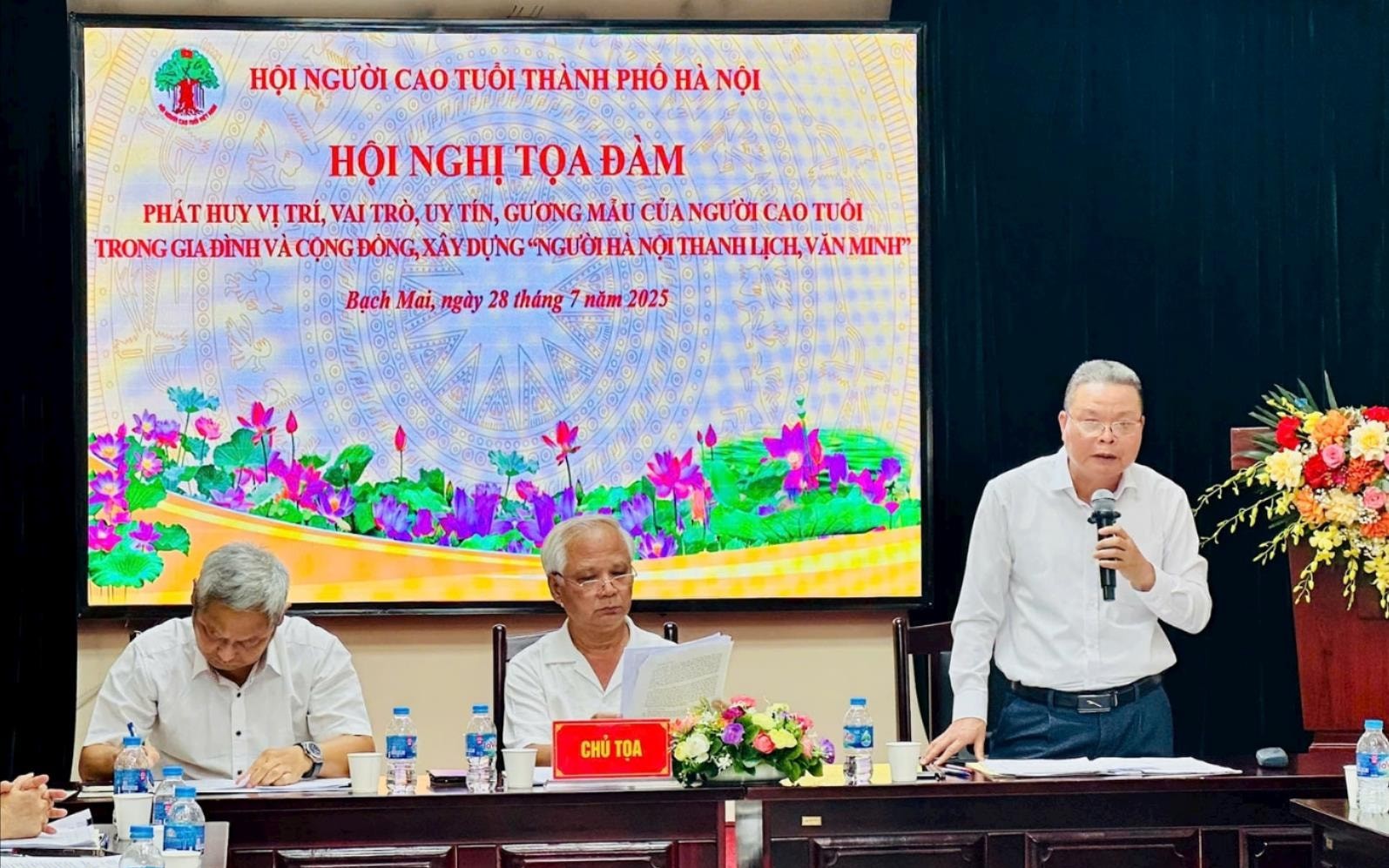 Phát huy vai trò nêu gương của người cao tuổi trong xây dựng người Hà Nội thanh lịch, văn minh
