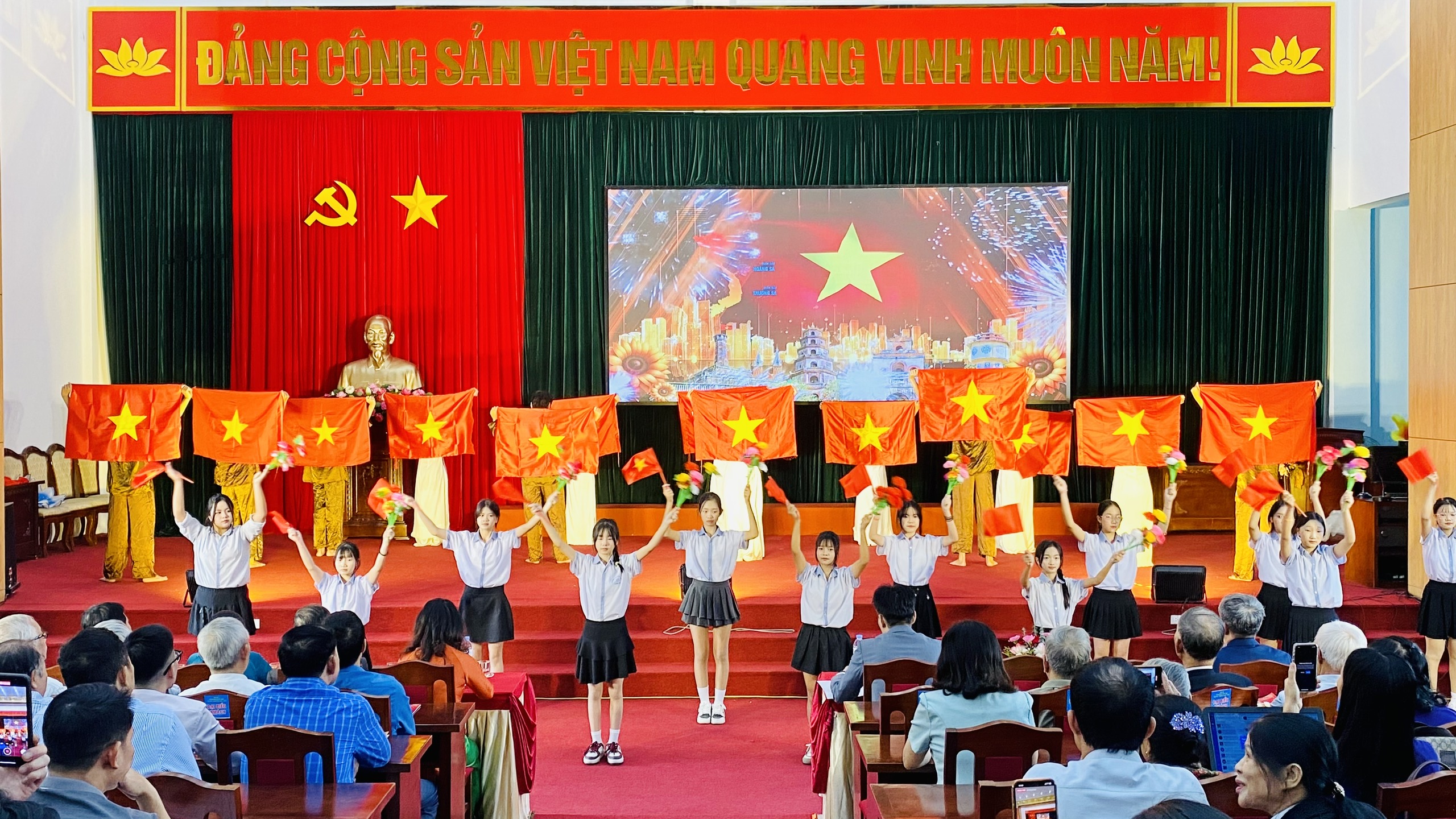 Tích cực, chủ động tham gia tốt vào công tác chuẩn bị các điều kiện để bảo đảm ngày hội bầu cử được tiến hành dân chủ, đúng pháp luật