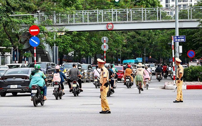 Điều chỉnh giao thông Nguyễn Hoàng Tôn để thi công thoát nước: Phân luồng nhiều hướng, siết chặt kiểm soát để tránh ùn tắc