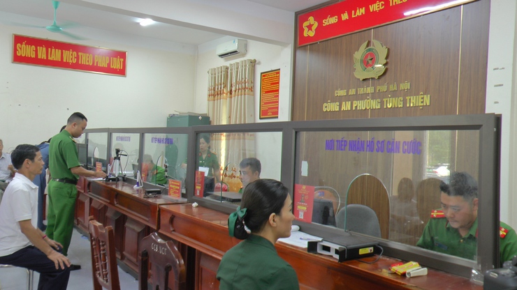 Phường Tùng Thiện triển khai cao điểm đổi thẻ đảng viên: Quy trình hiện đại, phục vụ đến từng đảng viên