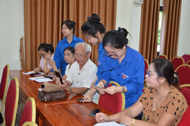 Phường Tùng Thiện tập huấn thu - nộp đảng phí trực tuyến: Bước tiến trong hiện đại hóa quản lý đảng viên