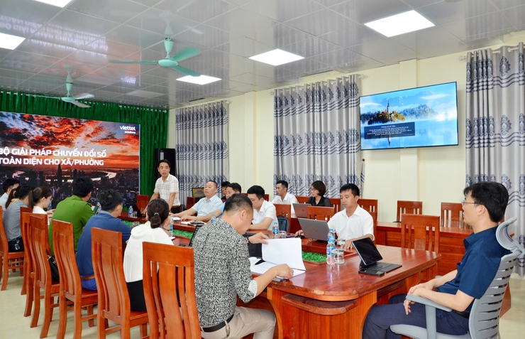 Lãnh đạo phường Tùng Thiện làm việc với Tập đoàn Viettel về định hướng chuyển đổi số