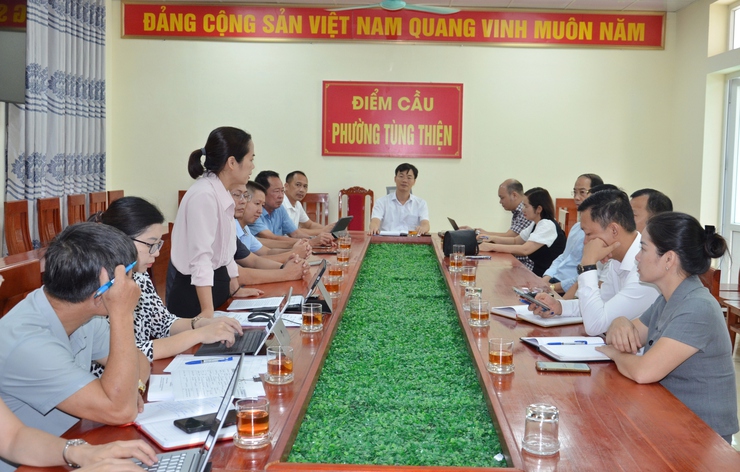 Lãnh đạo UBND phường Tùng Thiện làm việc với đại diện doanh nghiệp địa phương