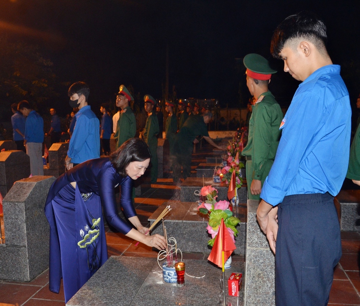 Phường Tùng Thiện thắp nến tri ân: Ngọn lửa biết ơn nối dài truyền thống hào hùng